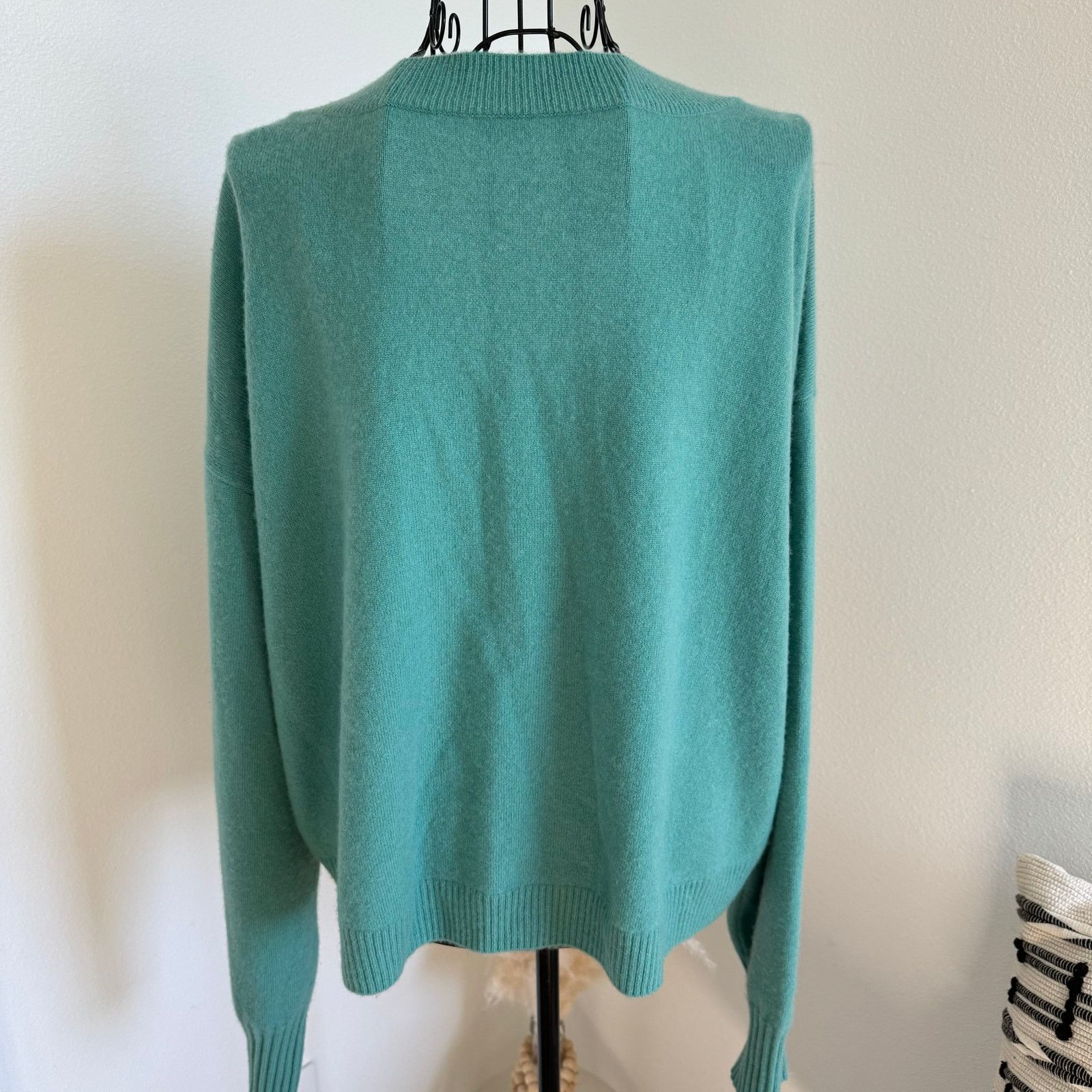 INTERMIX Intermix Elroy V-Neck Soft Oversized Cashmere Green Sweater Size XL / US 12-14 / IT 48-50 - 3 Thumbnail