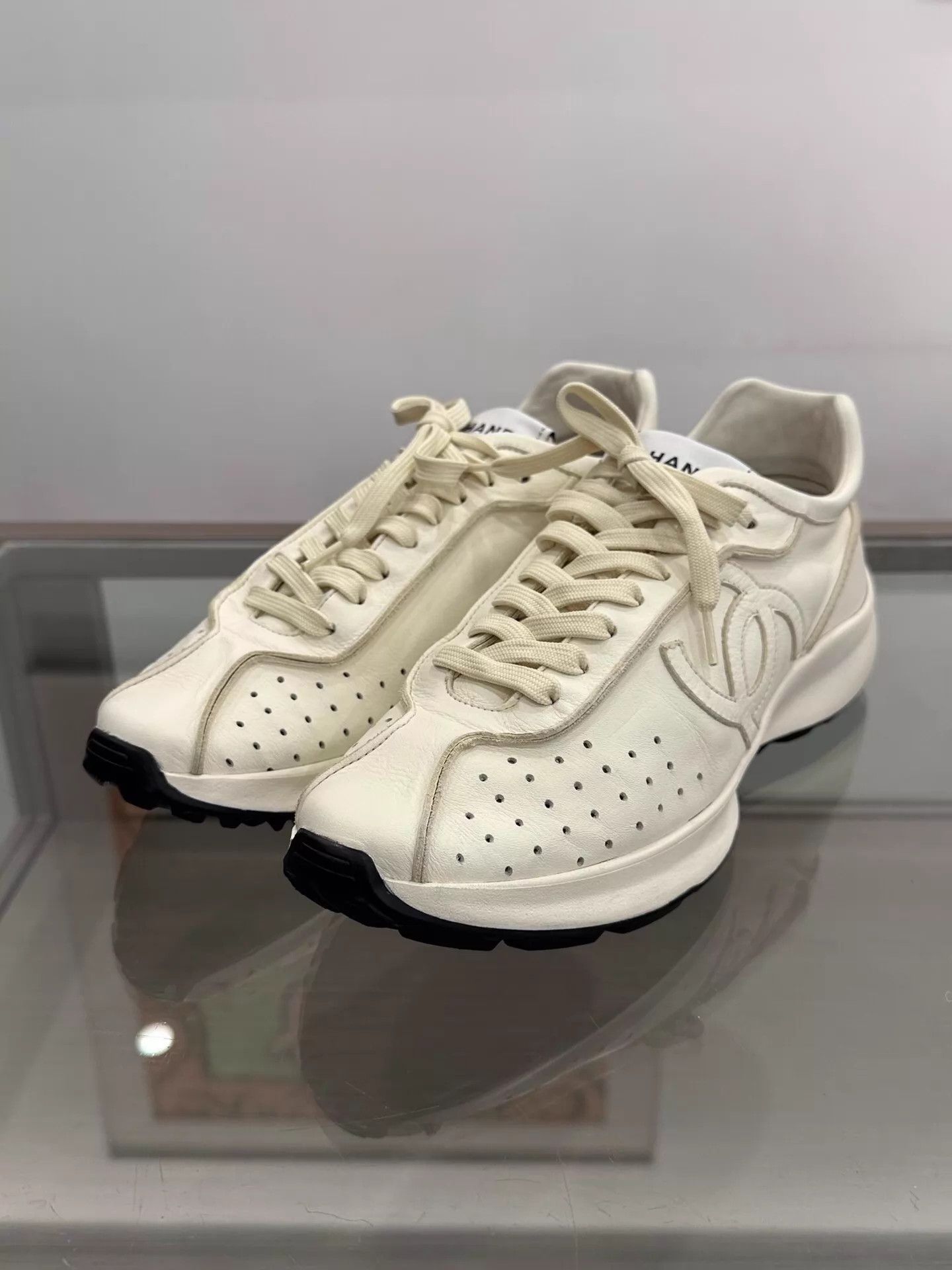 Chanel Chanel Men White Sneaker 42 Side Embossed CC Logo Size US 9 / EU 42 - 1 Thumbnail