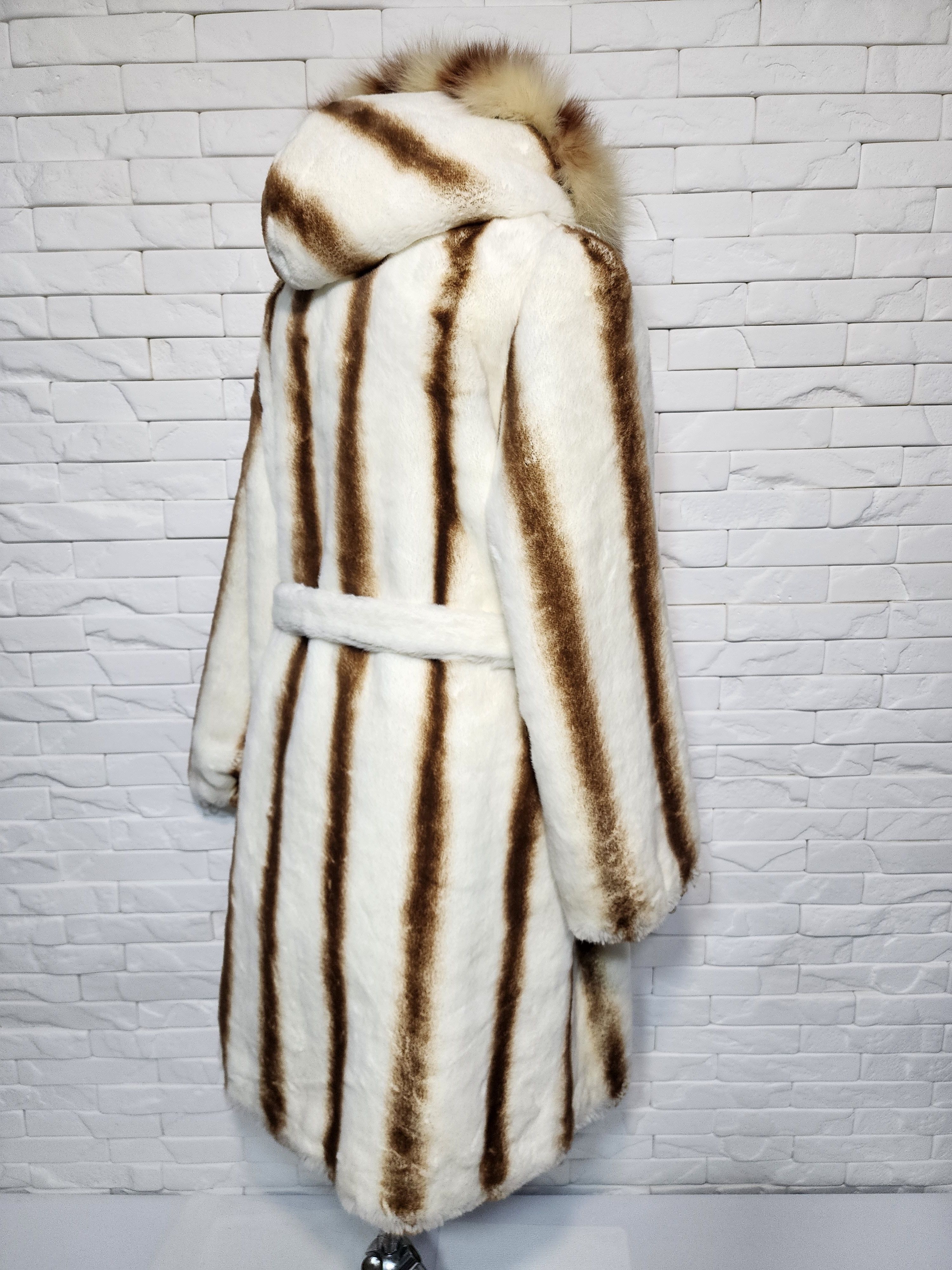 Designer Women's fur coat made of warm, reliable faux fur. Size 3XL / US 20-22 - 5 Thumbnail