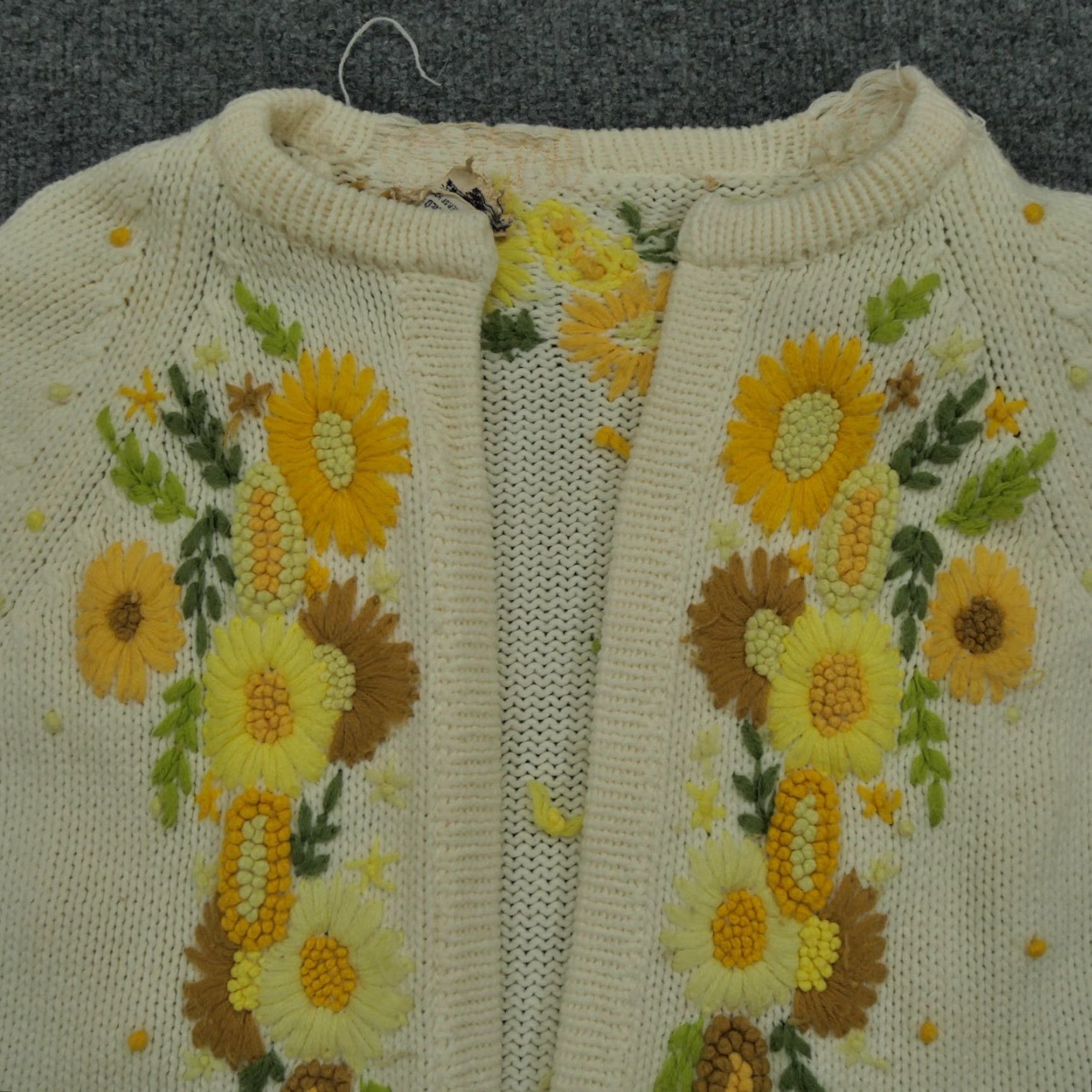 Vintage VINTAGE Flower Cardigan Sweater Womens L Beige Crew Neck Long Sleeve Knit Size L / US 10 / IT 46 - 4 Thumbnail