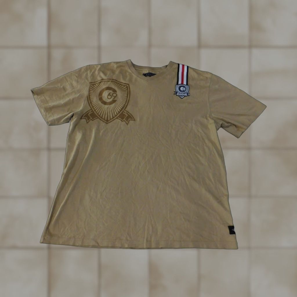 Coogi VINTAGE COOGI Shirt Mens 2XL Khaki Brown Graphic Crest Patch Tee V Neck 100% Cotton XXL Mens Tee Size US XXL / EU 58 / 5 - 1 Thumbnail