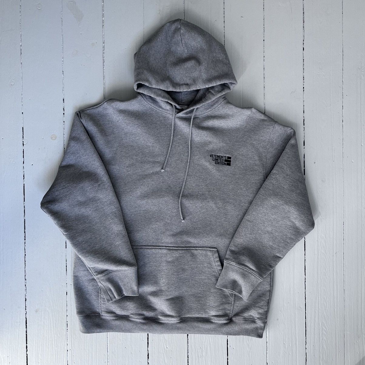 【VETEMENTS】オフホワイト Limited Edition フーディ Vetements Vetements Limited Edition Logo Popover Hoodie