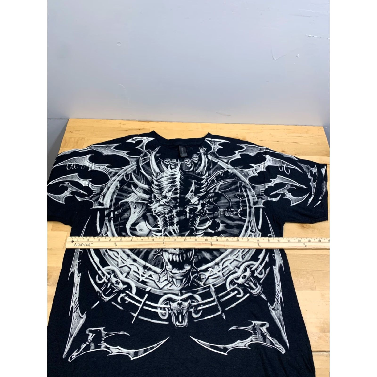 Gildan VINTAGE Dragon Catcher Shirt Dragons Skull Tribal Y2K AOP Gildan Black Cotton Mens L Short Sleeve Crew Neck 2000-2009 Size US L / EU 52-54 / 3 - 5 Thumbnail