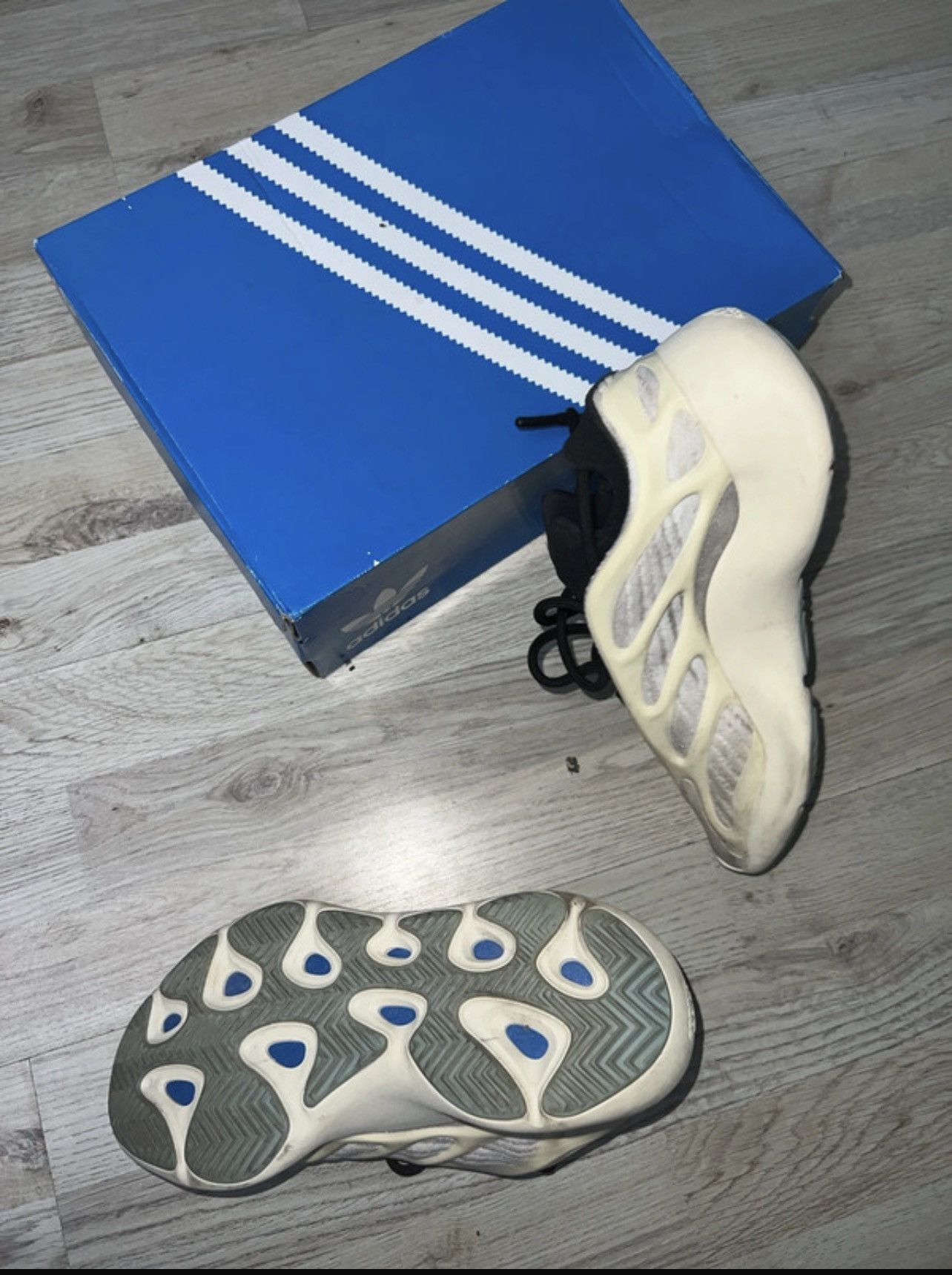 Adidas Yezzy 700 v3 Size US 7 / EU 40 - 6 Thumbnail
