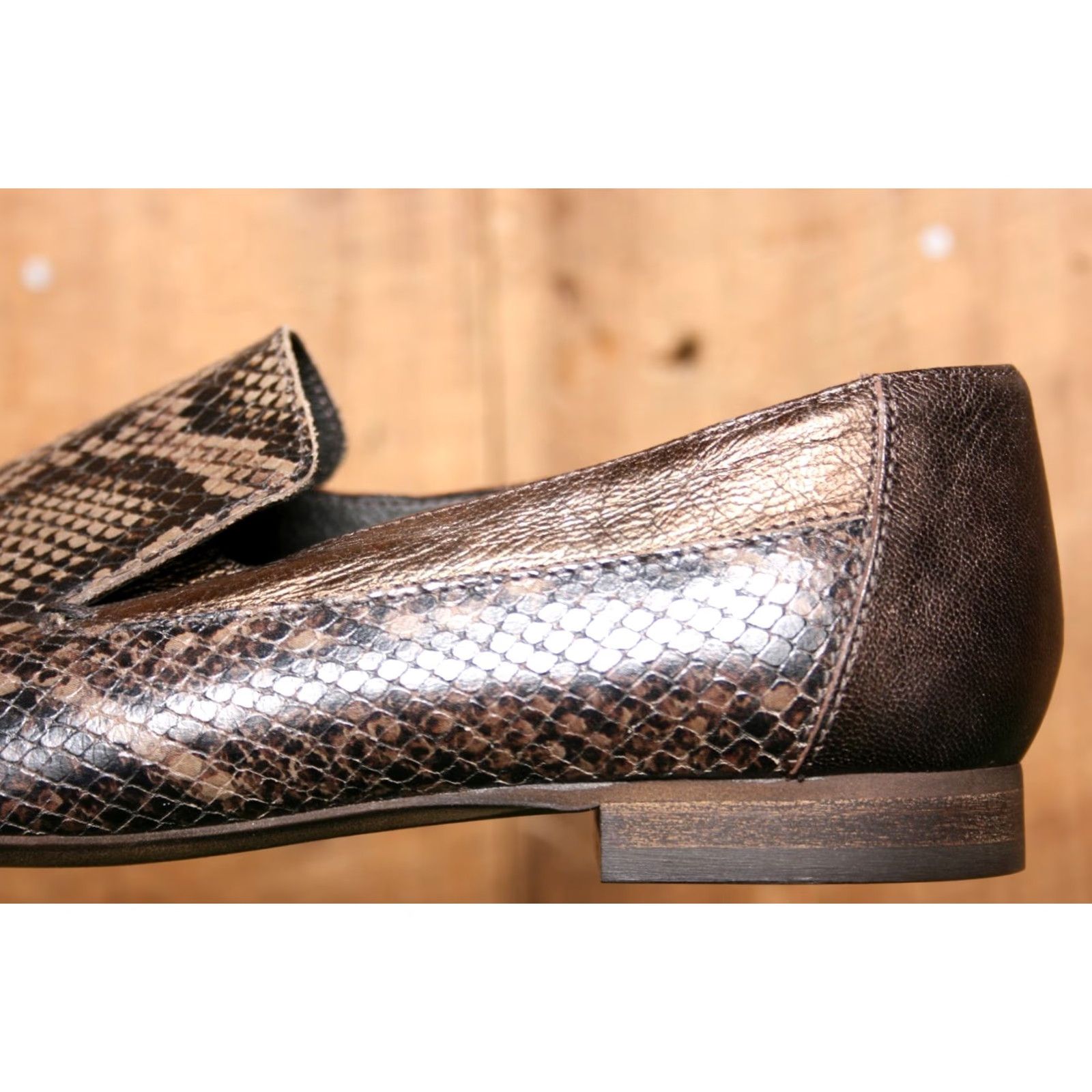 Vintage VINTAGE Sesto Meucci Bronze Leather Snakeskin Print Slip-On Flats Sz. 7.5 M Women Leather Slip-On Flats Bronze Snakeskin 90s Size US 8 / IT 38 - 7 Thumbnail