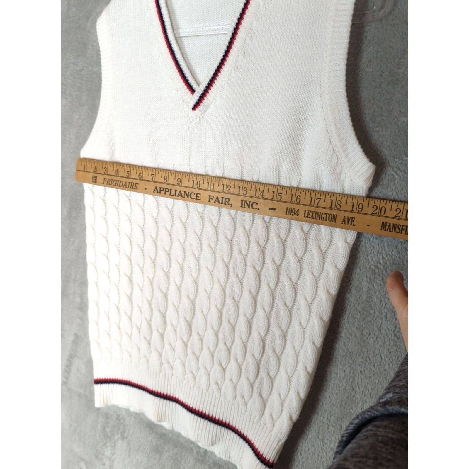 Izod VINTAGE Izod Sweater Vest Mens M V-Neck Cable-Knit White Solid Preppy Size US M / EU 48-50 / 2 - 7 Thumbnail