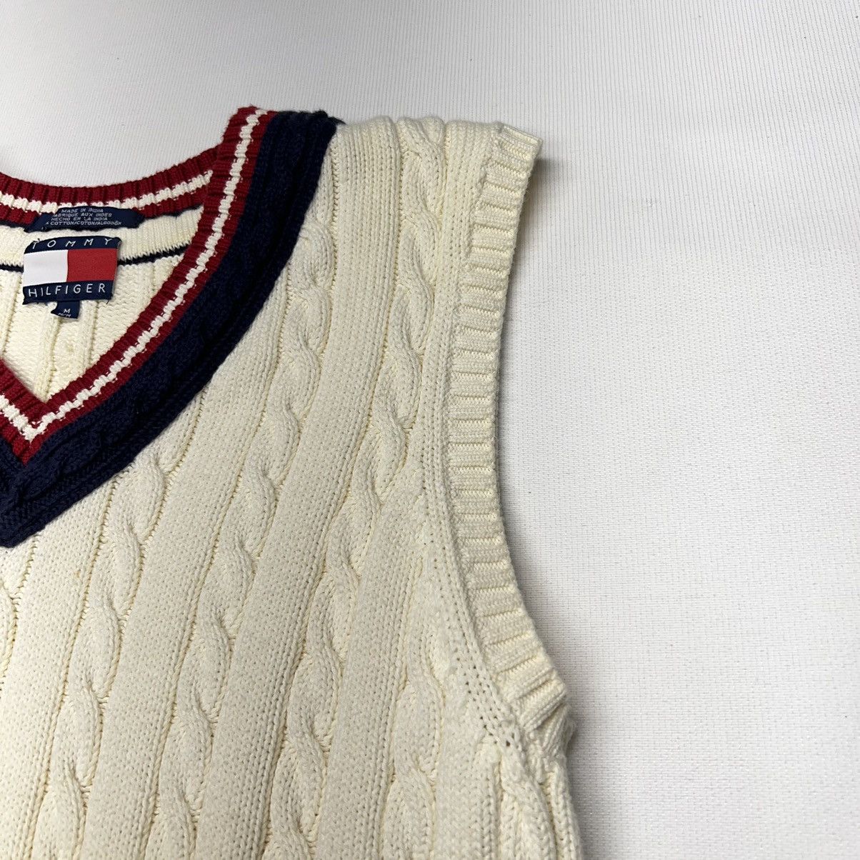 Tommy Hilfiger × Vintage VTG Tommy Hilfiger Sweater Vest White V-Neck Cable Knit Y2K Size US M / EU 48-50 / 2 - 5 Thumbnail