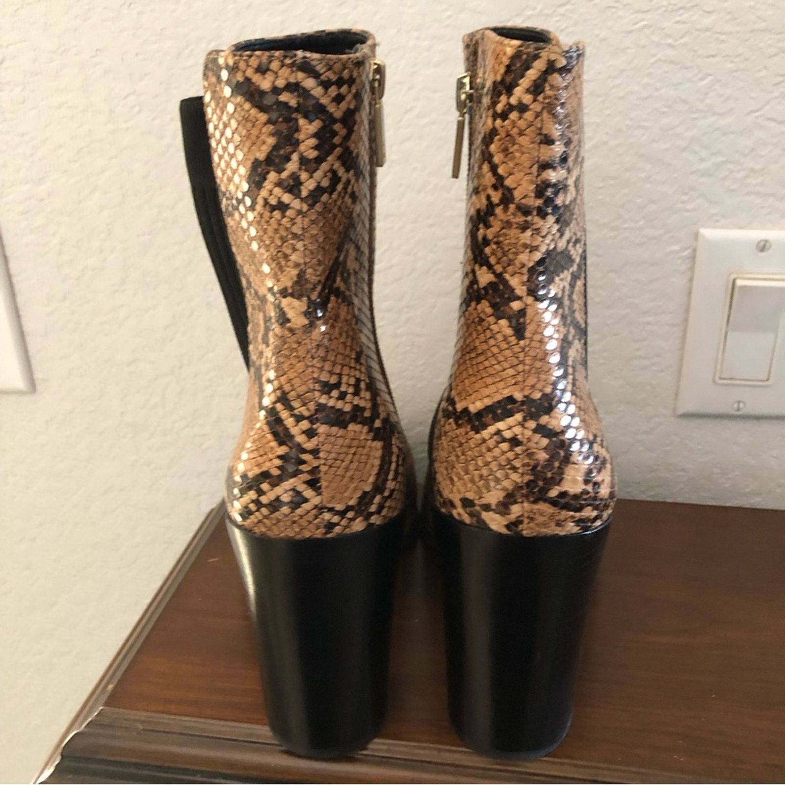 Kenneth Cole Kenneth Cole New York snake print chunky heel boot 10 Size US 10 / IT 40 - 4 Thumbnail