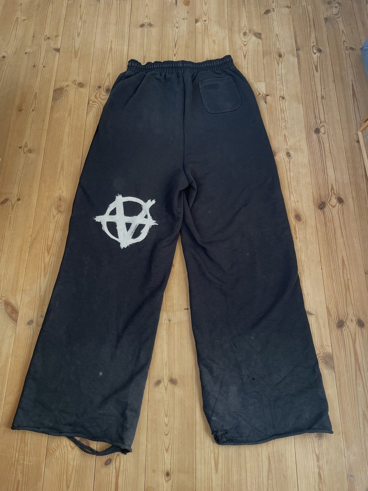 Vetements Vetements Anarchy Sweatpants Size US 34 / EU 50 - 2 Thumbnail