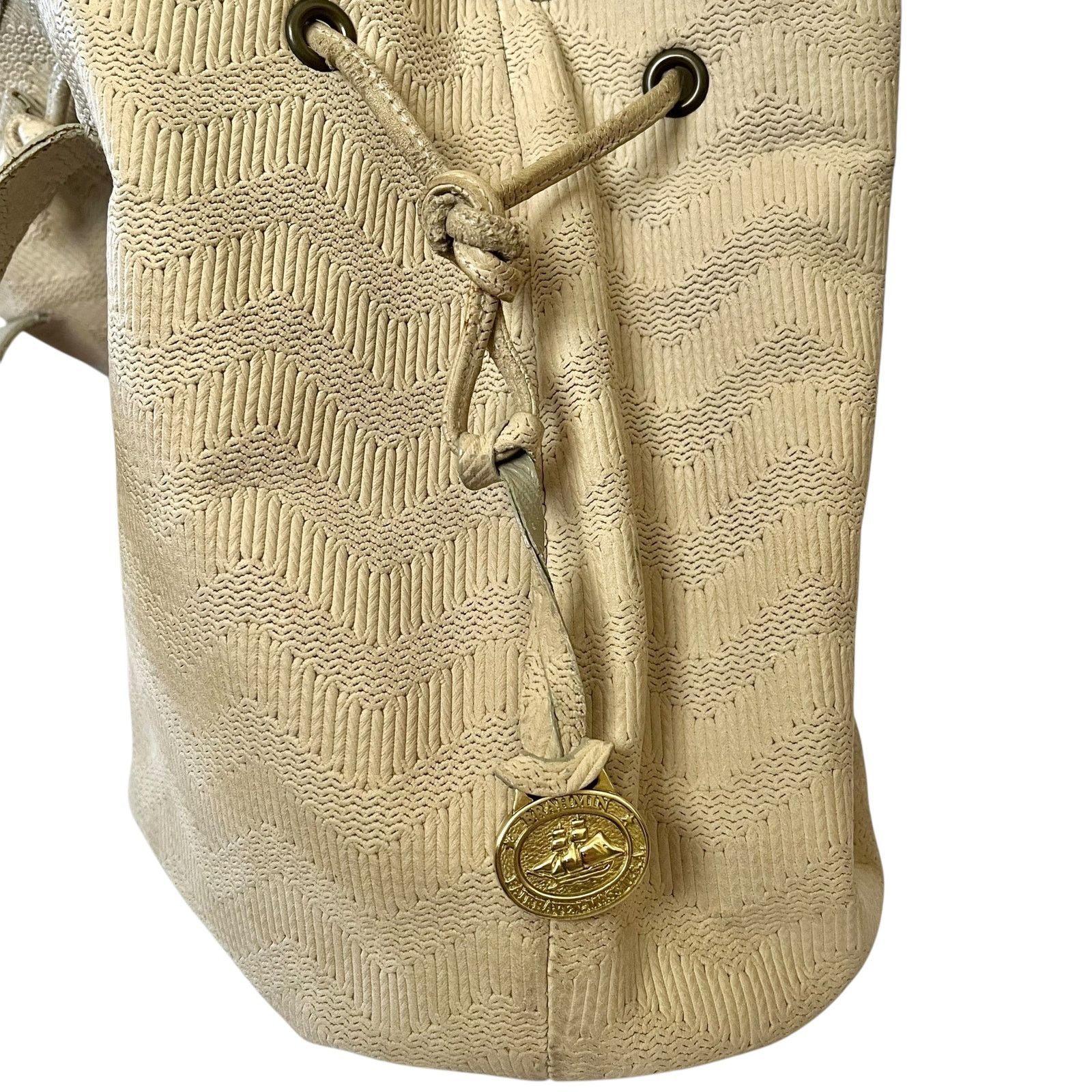 BRAHMIN × Vintage Brahmin Vintage Chevron Embossed Cream Leather Bucket Bag Size ONE SIZE - 8 Thumbnail