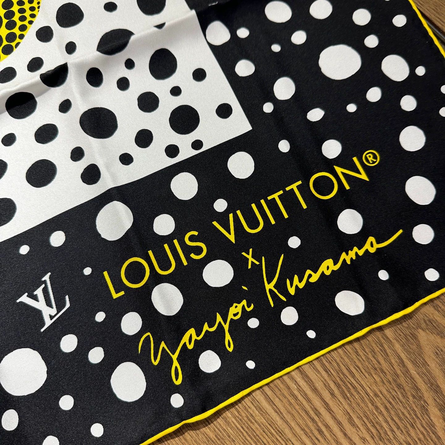 Louis Vuitton LV x Yayoi Kusama Polka Dot Pumpkin Silk Scarf Size ONE SIZE - 5 Thumbnail
