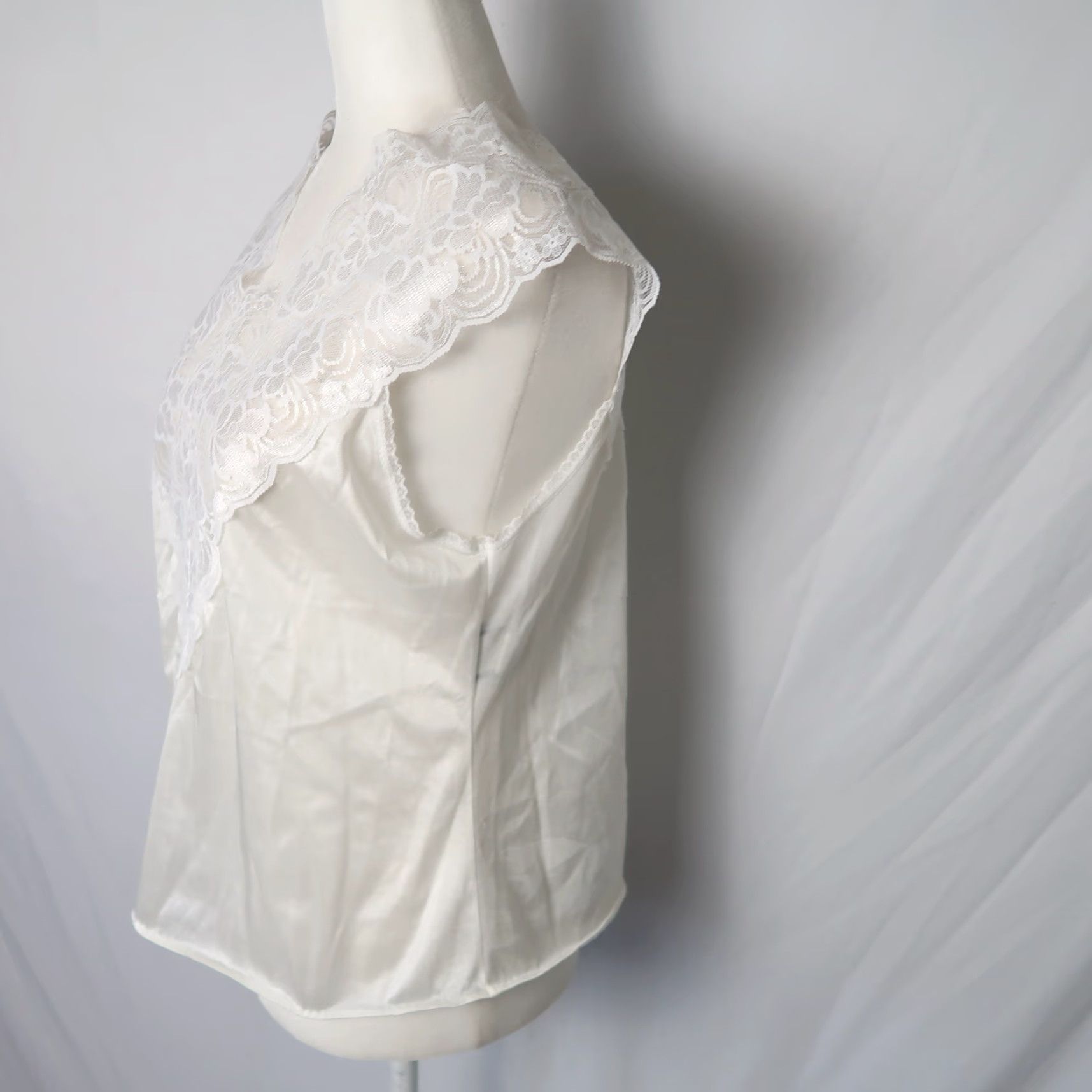 Vintage VINTAGE MMI V-neck White Lace Trim Nylon Lingerie Top M White Lace Trim Nylon Lingerie Top 1980s M Mens? Size M / US 6-8 / IT 42-44 - 3 Thumbnail