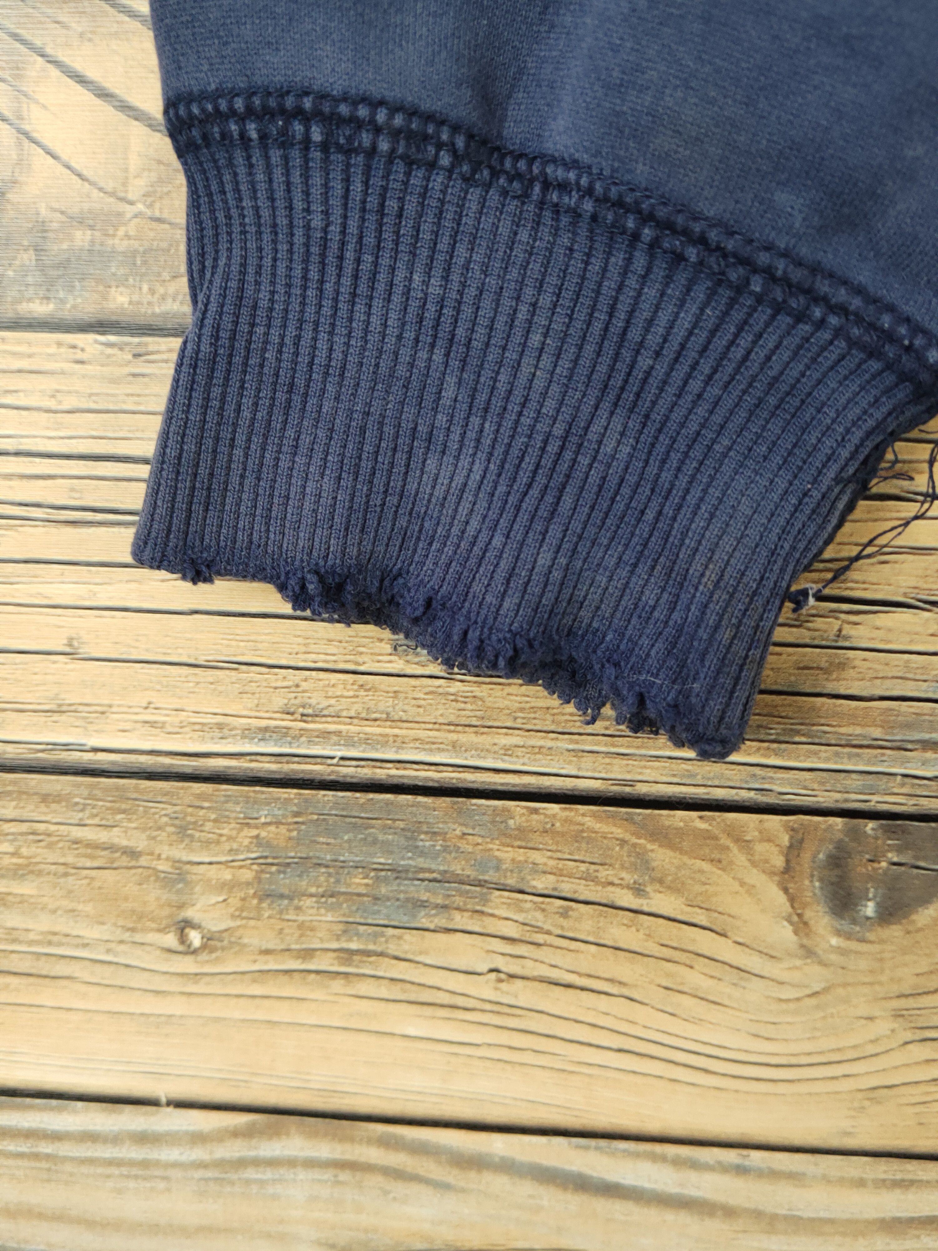 Japanese Brand × Vintage Uniqlo vintage ripped Navy Faded Sweatshirts #W961 Size US L / EU 52-54 / 3 - 4 Thumbnail
