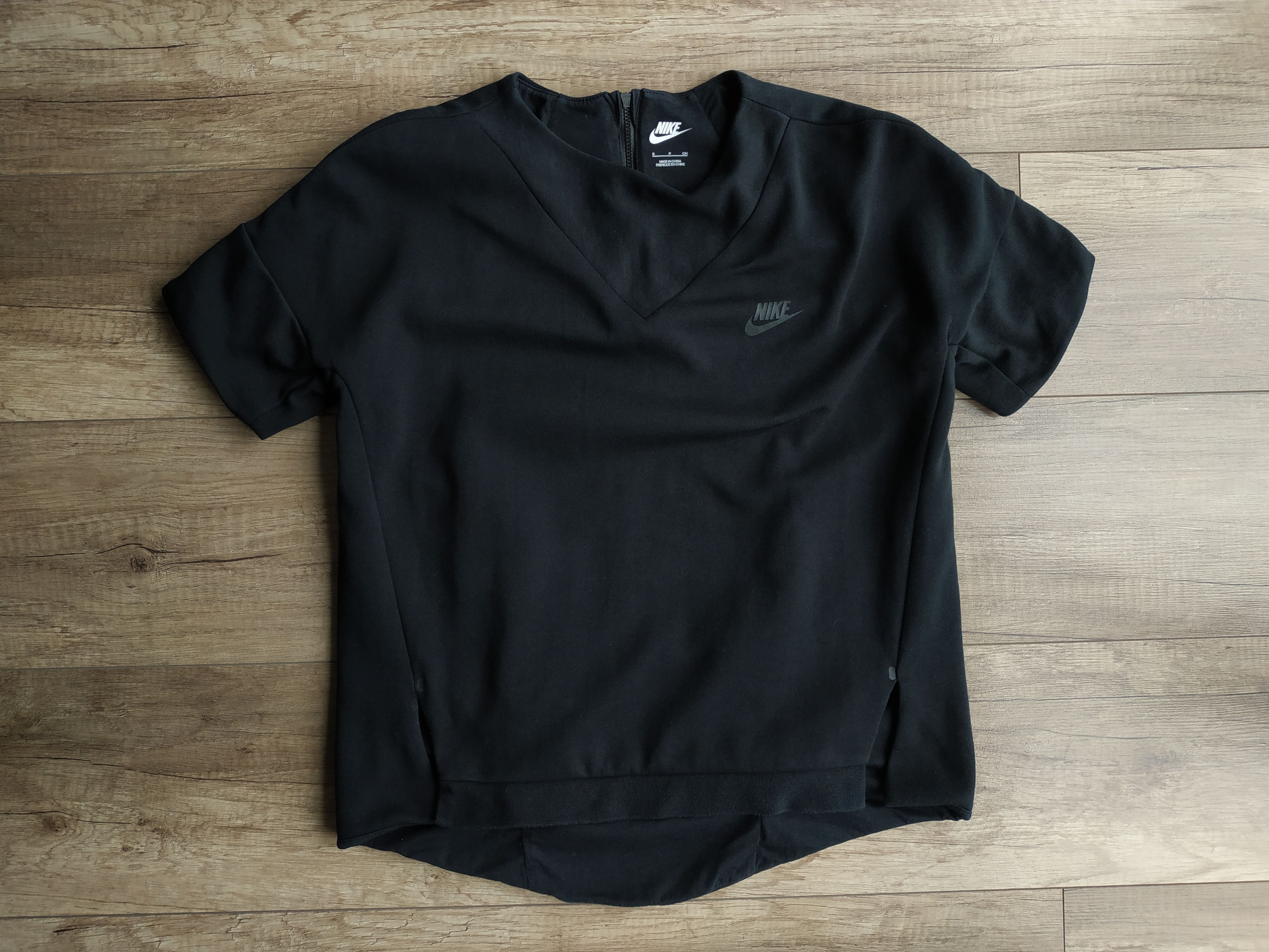 Jordan Brand × Nike NIKE Women's Short Sleeve Tech Fleece Black T-shirt, SMALL Size S / US 4 / IT 40 - 1 Thumbnail