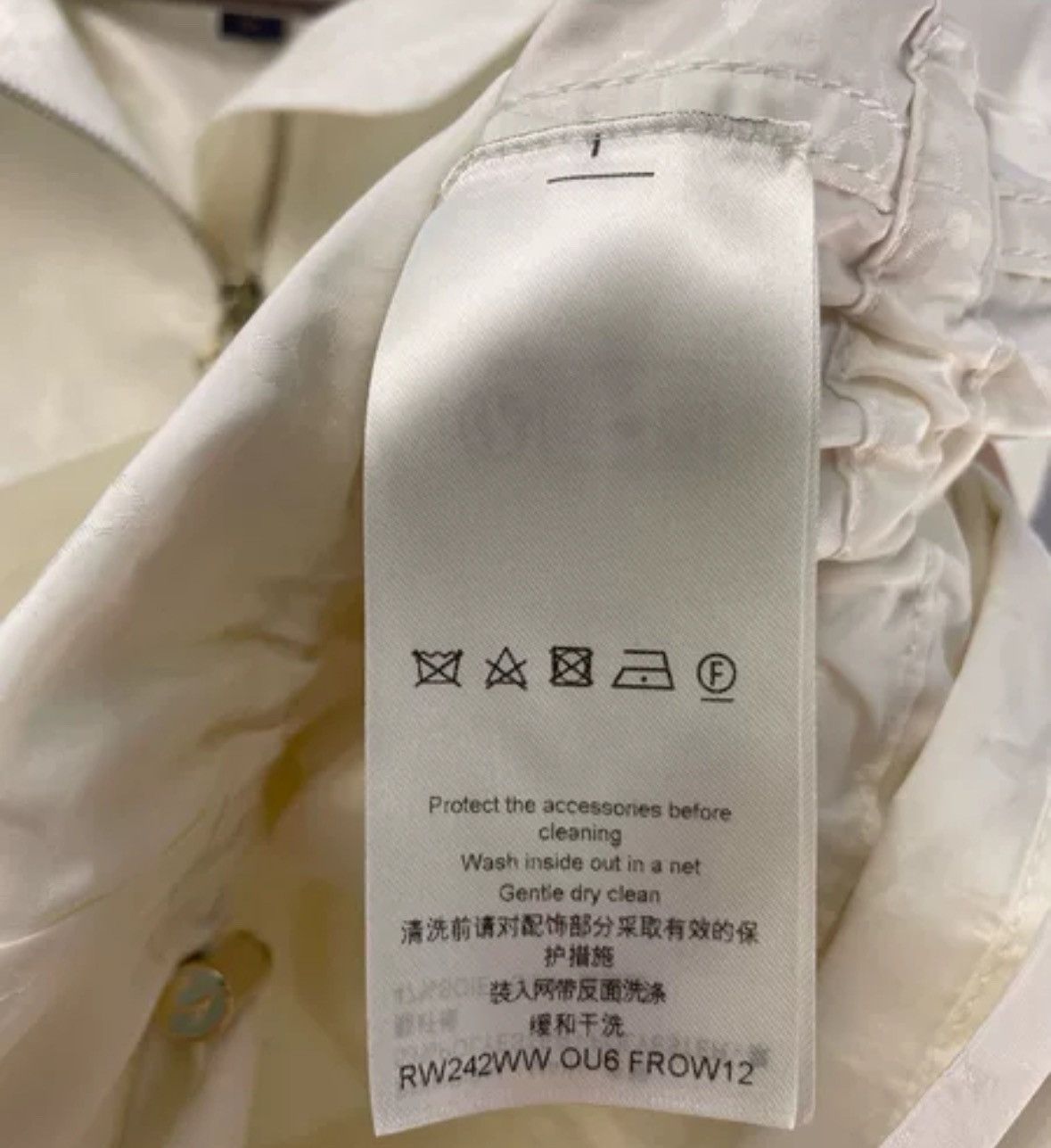 Louis Vuitton Louis Vuitton Off white full printed logo hooded jacket Size US S / EU 44-46 / 1 - 8 Thumbnail