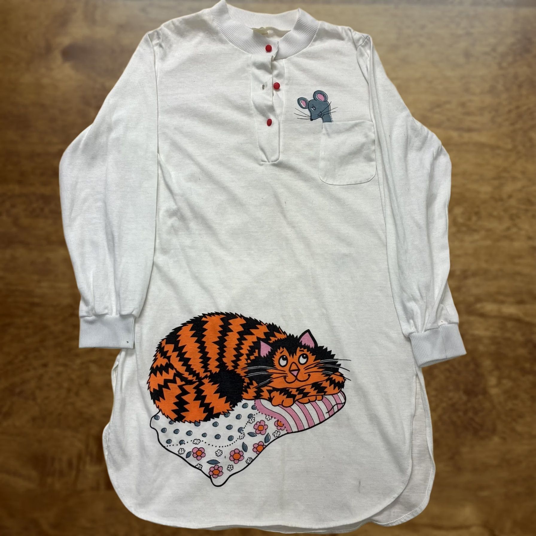 Vintage VINTAGE Sleepshirt Womens Medium White Chemise Cat Graphic Henley Long Sleeve Size M / US 6-8 / IT 42-44 - 1 Thumbnail