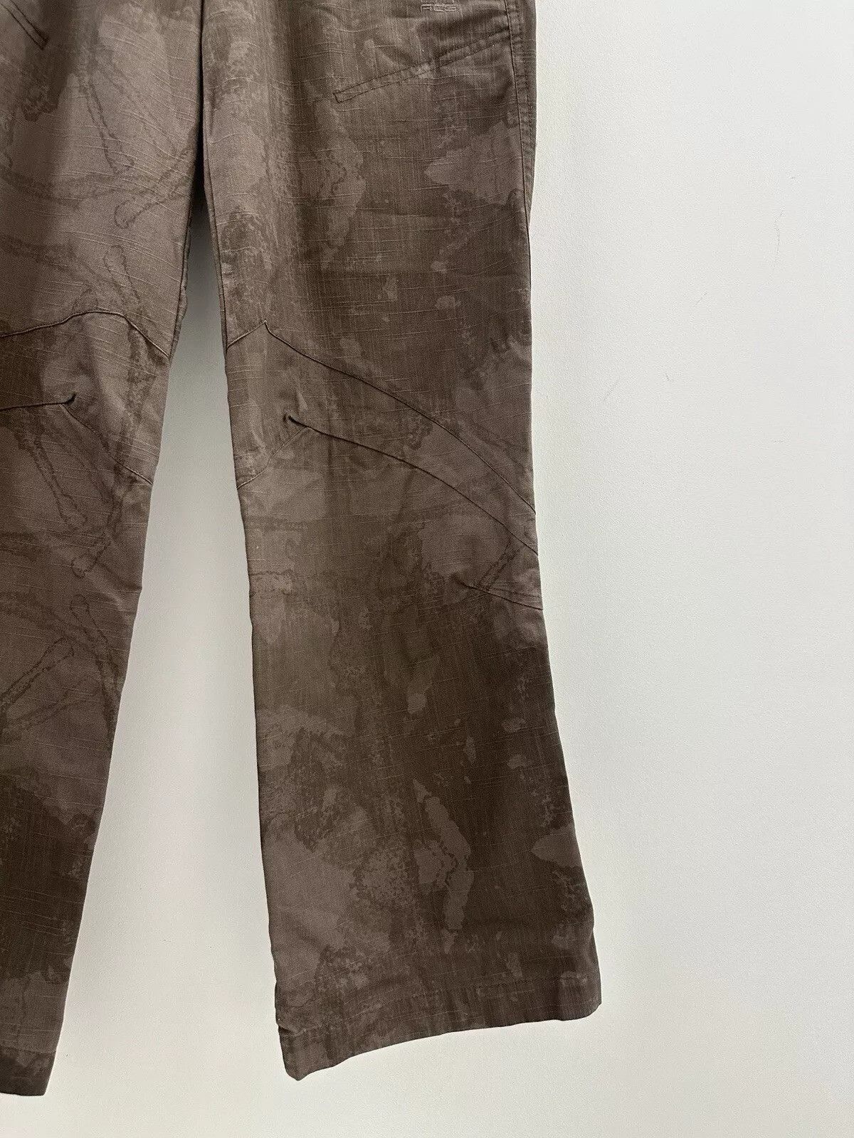 Nike Vintage Nike Acg 2000s Y2k Wide Baggy Pants Pocket Camo Size 27" / US 4 / IT 40 - 7 Thumbnail