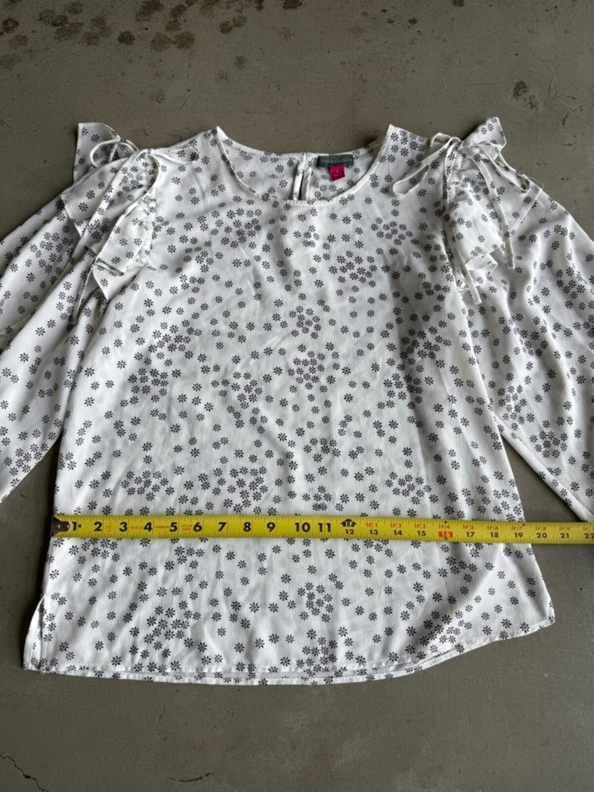 Vince Camuto Vince Camuto / Floral Flutter Sleeve Blouse / White Black Size S / US 4 / IT 40 - 3 Thumbnail