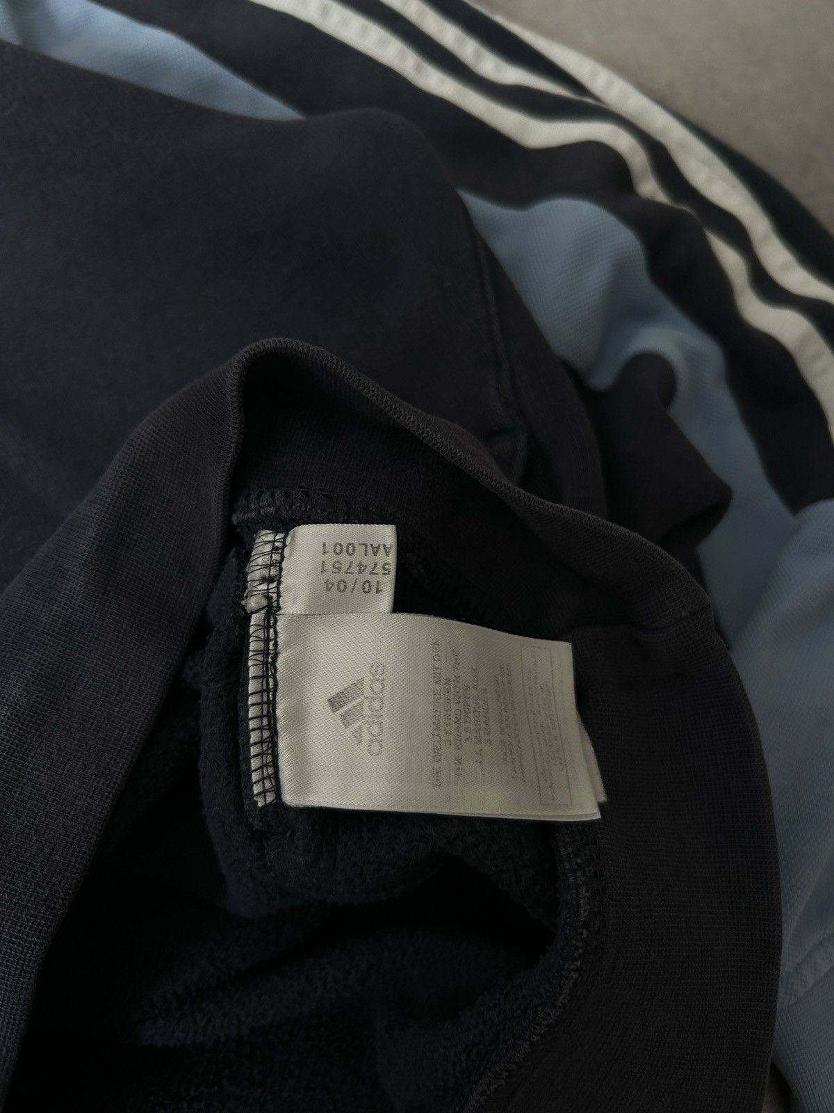 Adidas Vintage Adidas Central logo hoodies mens Size US S / EU 44-46 / 1 - 5 Thumbnail
