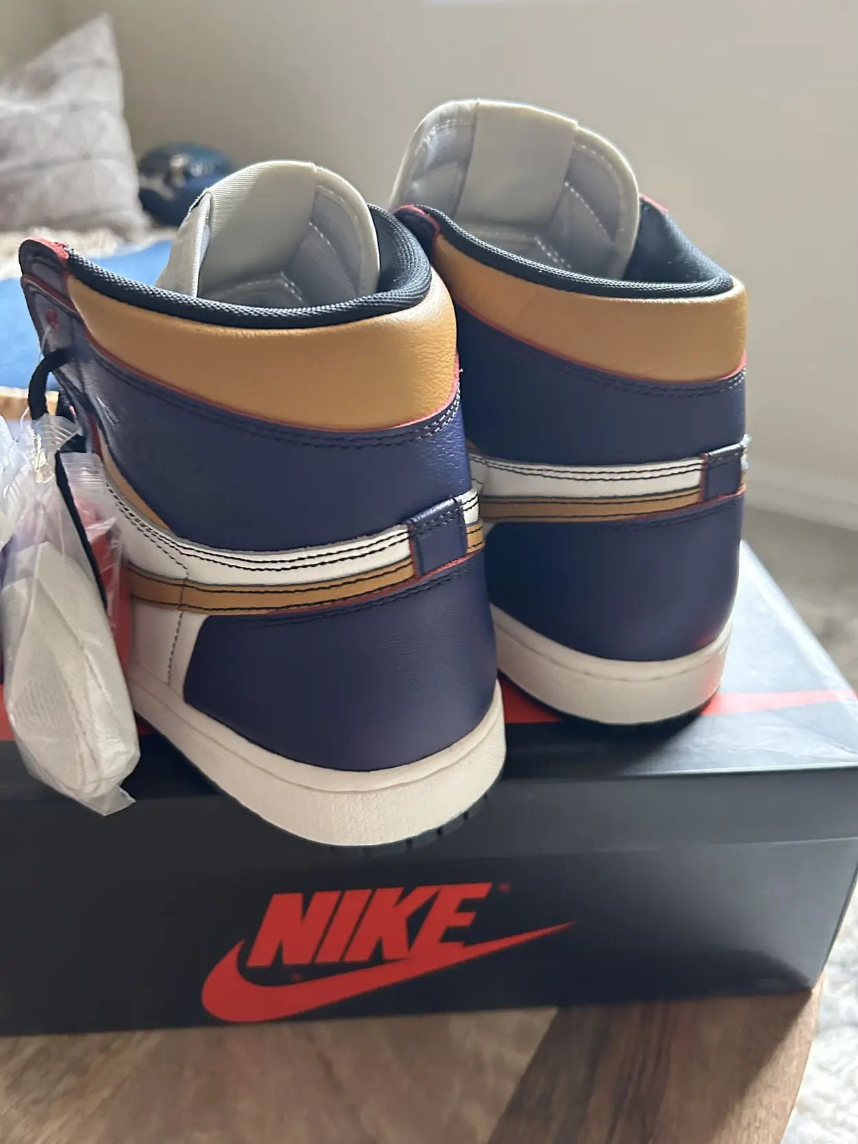Nike Nike Air Jordan 1 Retro High 'LA to Chicago’ Size US 8 / EU 41 - 3 Thumbnail