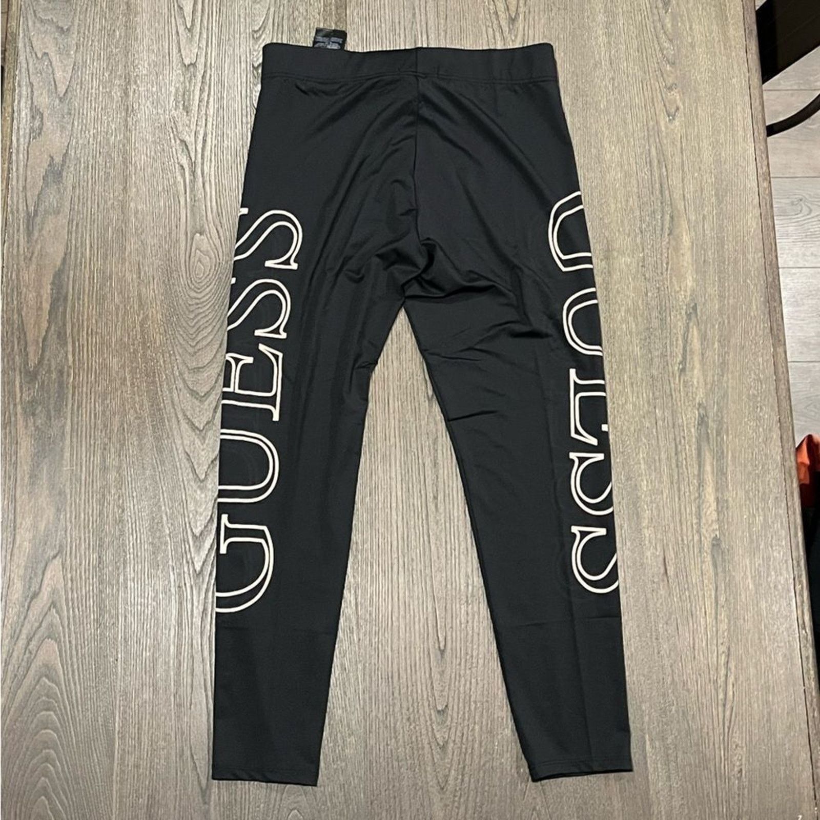 Guess NWOT Guess Black Cropped Capri Leggings Logo Print Size L Size 30" / US 8 / IT 44 - 6 Thumbnail