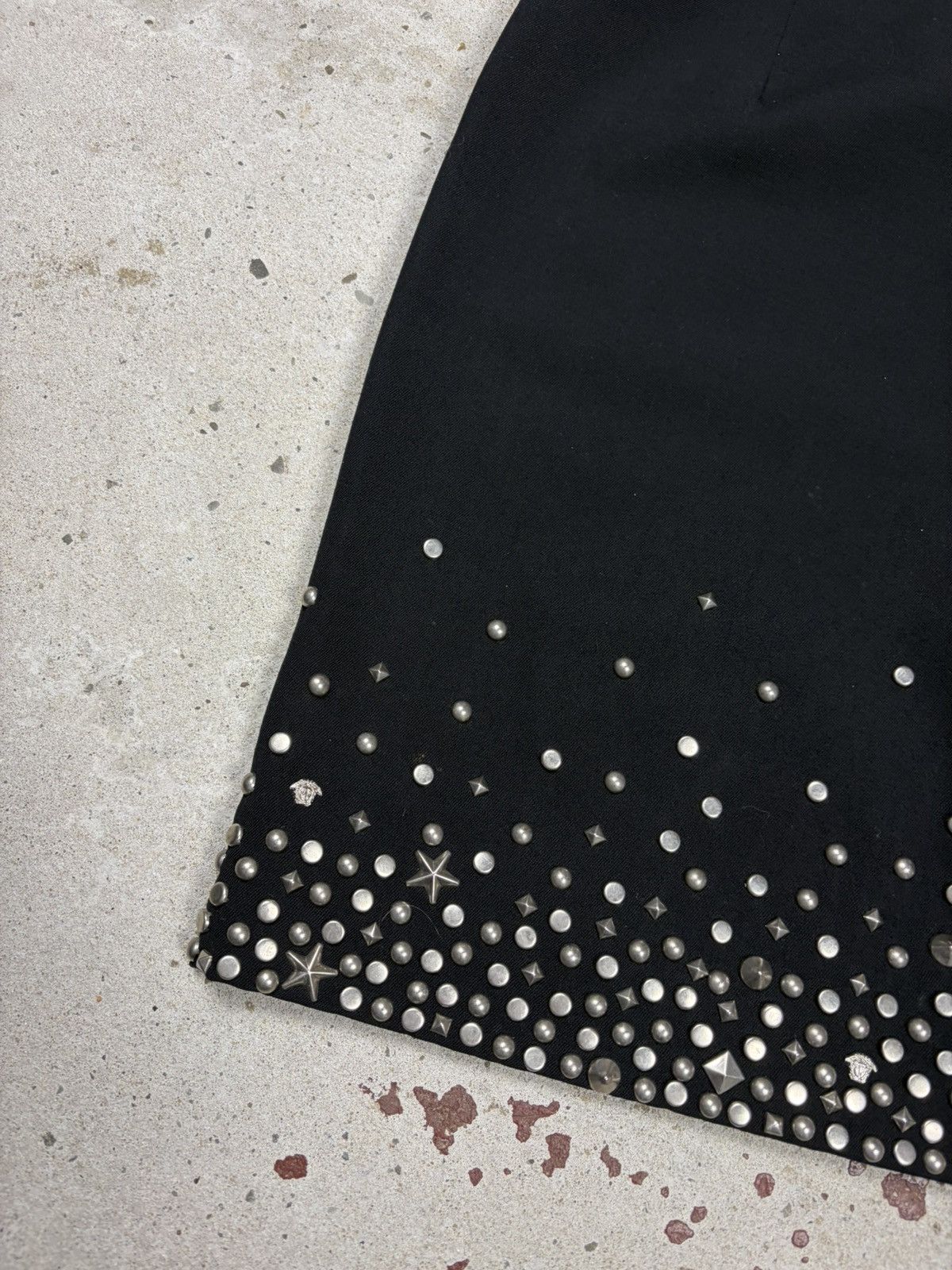 Versace Vintage 1990s Gianni Versace Wool Studs Medusa Logo Skirt Size 27" / US 4 / IT 40 - 11 Thumbnail
