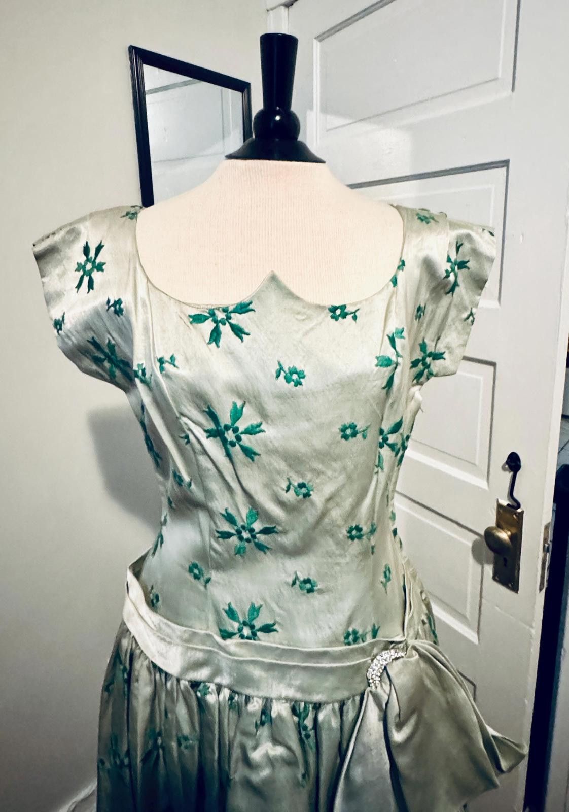 Designer Vintage 1950s Winnie-Marsh Embroidered Silk Shantung Dress Size S / US 4 / IT 40 - 6 Thumbnail