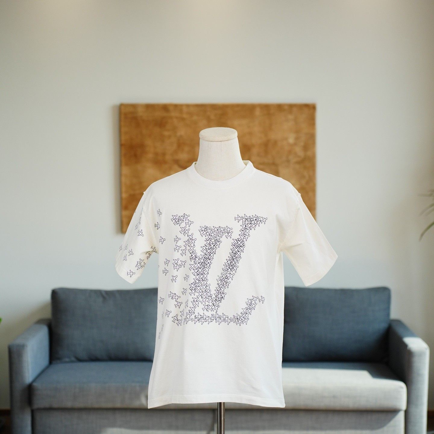 Louis Vuitton Louis Vuitton Retro Printed White T-Shirt l Men Size US L / EU 52-54 / 3 - 1 Thumbnail