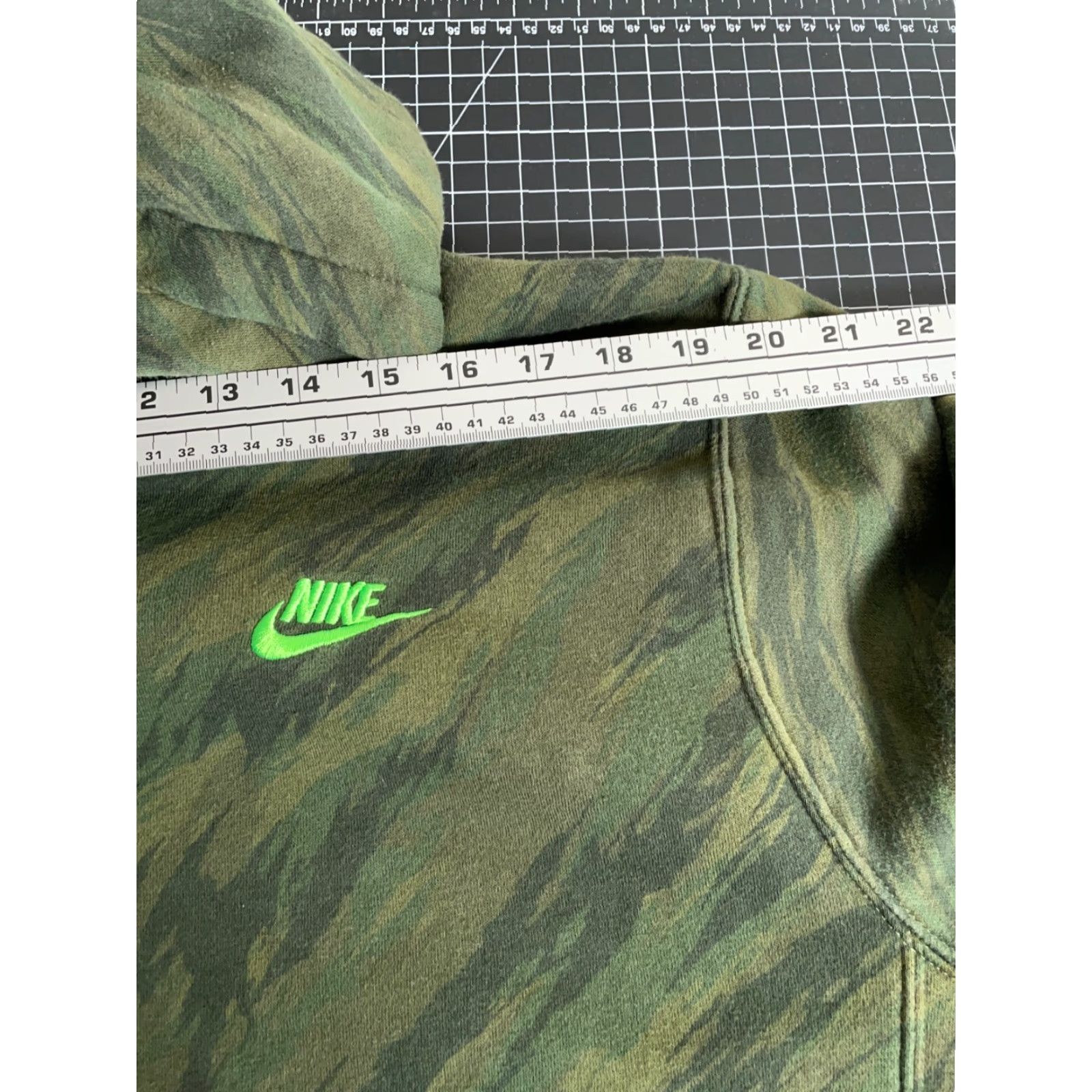 Nike Nike Club Fleece Hoodie Men's Large Green Camouflage Sweatshirt Pullover Sweatshirt Camouflage Logo Pockets Heavyweight Retro Fall Winter Size US L / EU 52-54 / 3 - 7 Thumbnail