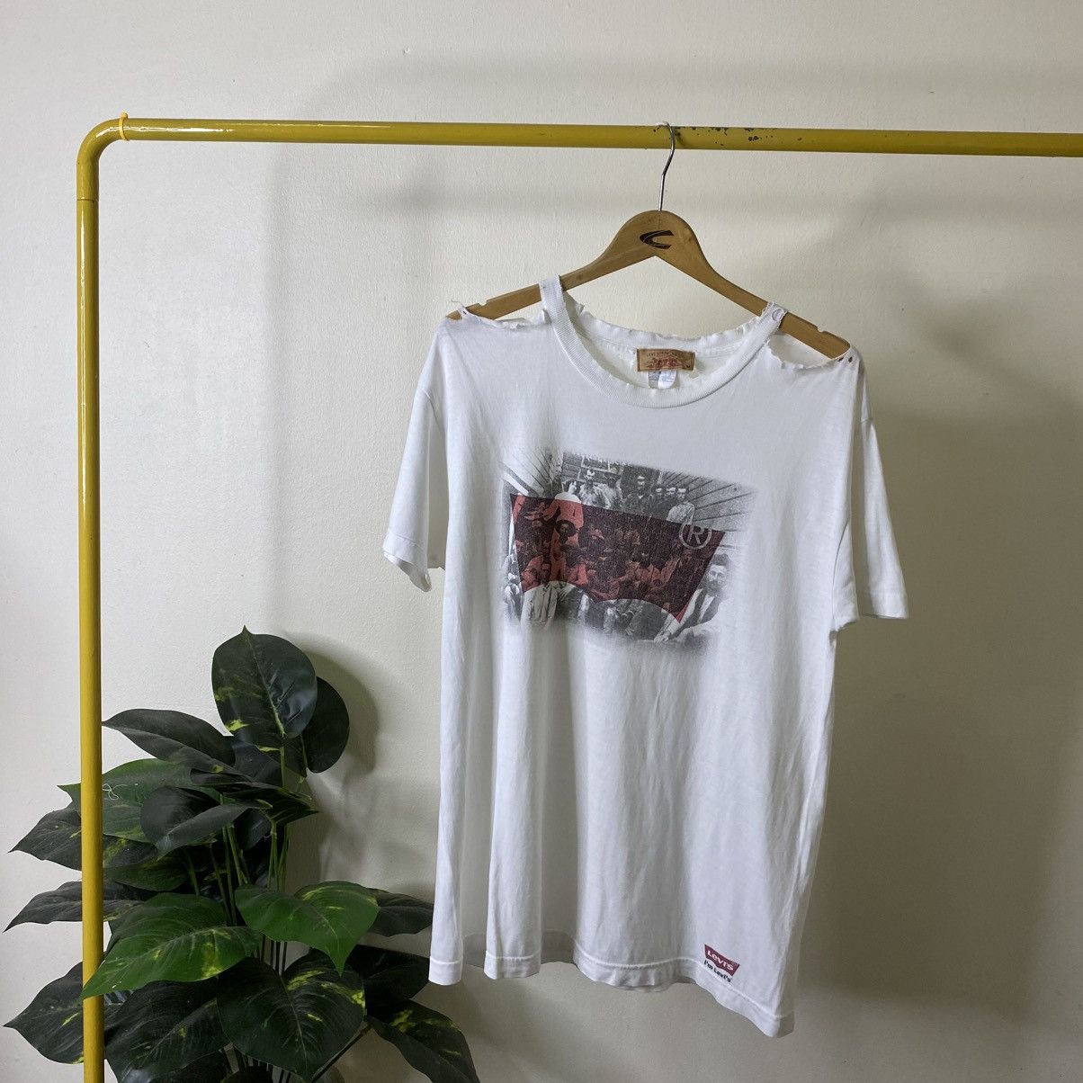 Levi's Vintage 1990s Levis Nice Graphic Distressed T Shirt Size US L / EU 52-54 / 3 - 1 Thumbnail