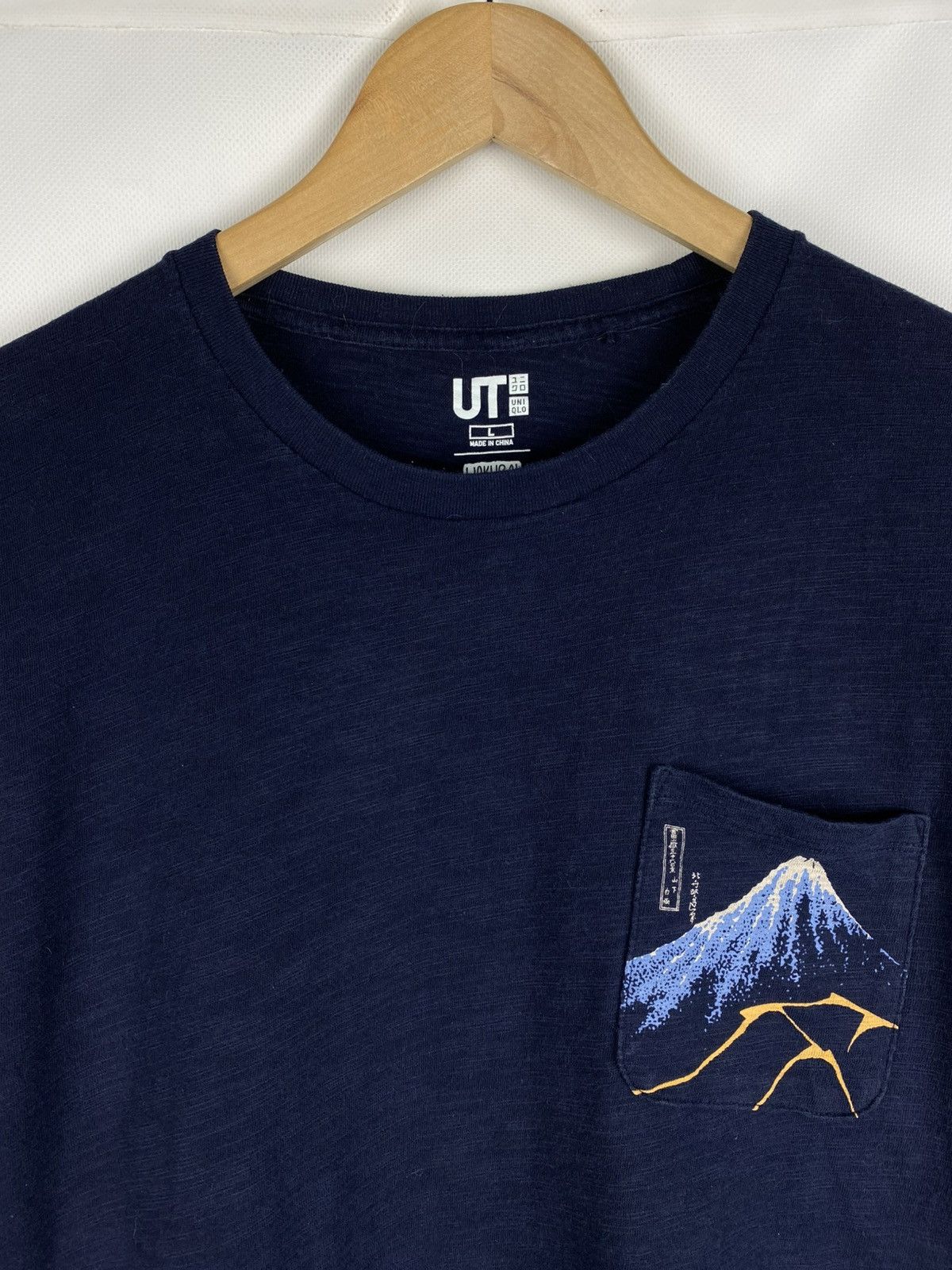 Uniqlo Uniqlo Hokusai Blue Japanese Art men’s t shirt size L Size US L / EU 52-54 / 3 - 8 Thumbnail