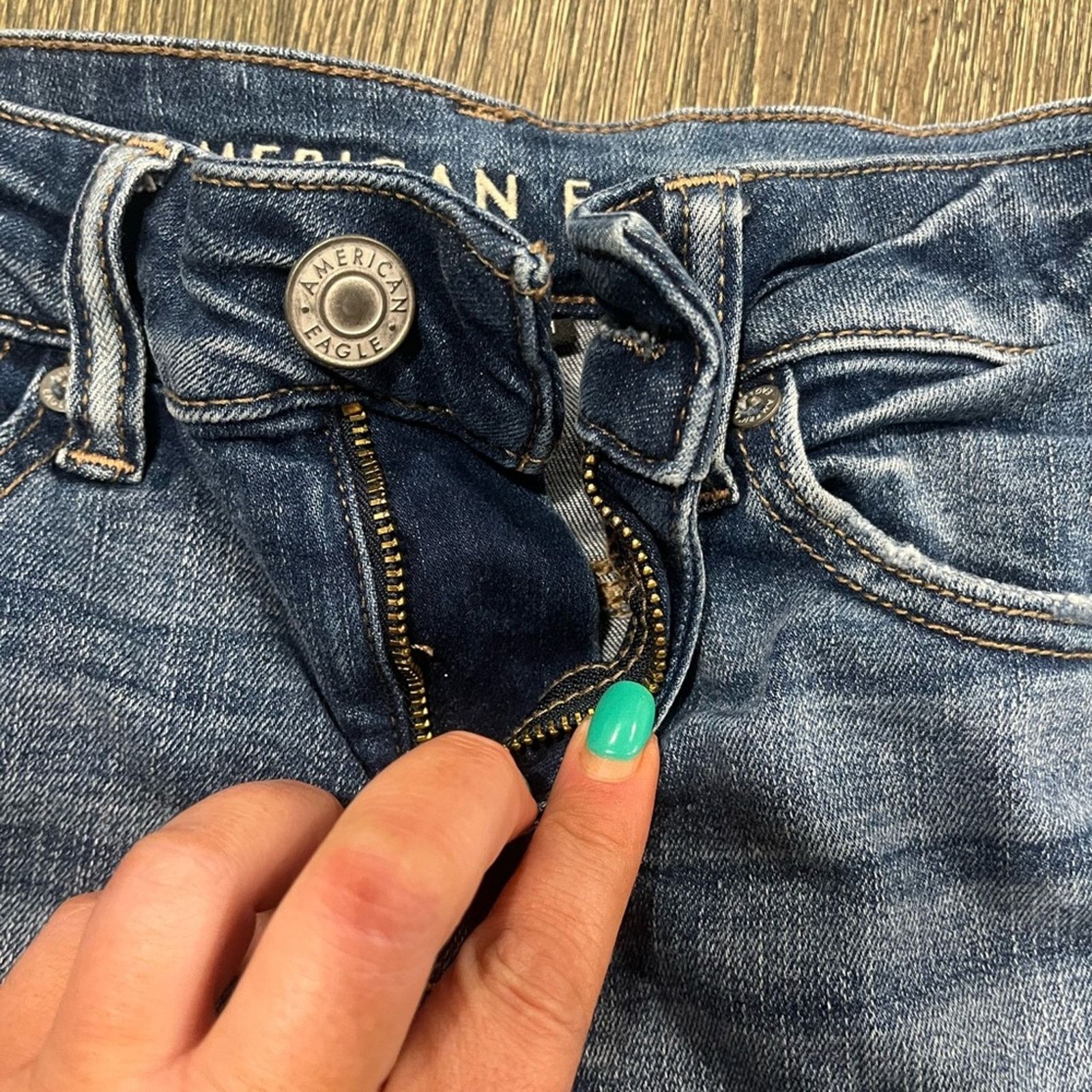 American Eagle Outfitters American Eagle Shorts Frayed Hem Medium Wash Blue Size 0 Size 25" / US 0 / IT 36 - 4 Thumbnail