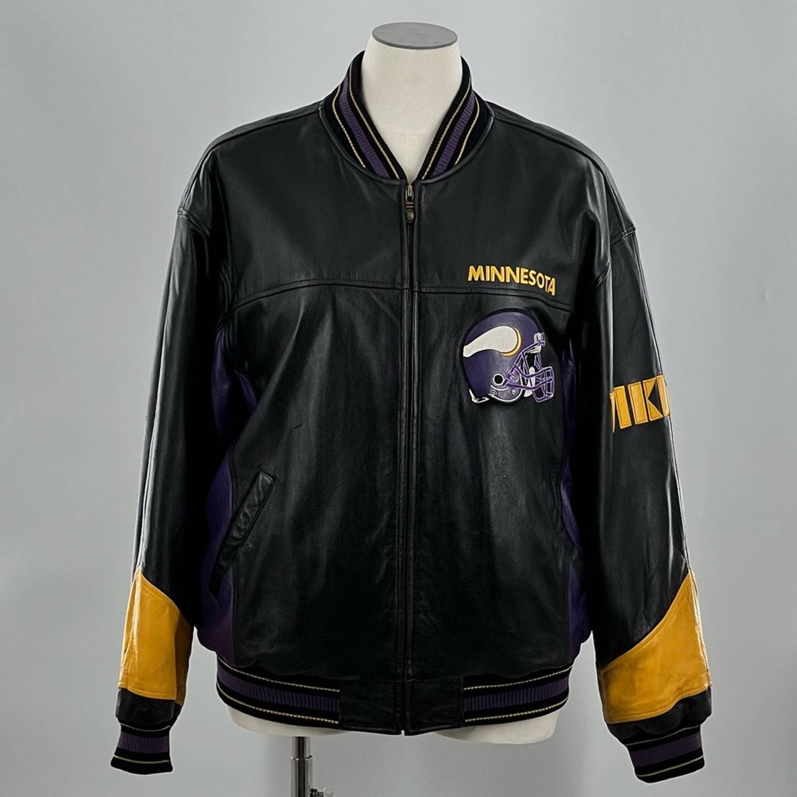 Image of G Iii Vintage G-Iii And Carl Banks Minnesota Vikings Jacket in Purple, Men's (Size Large)