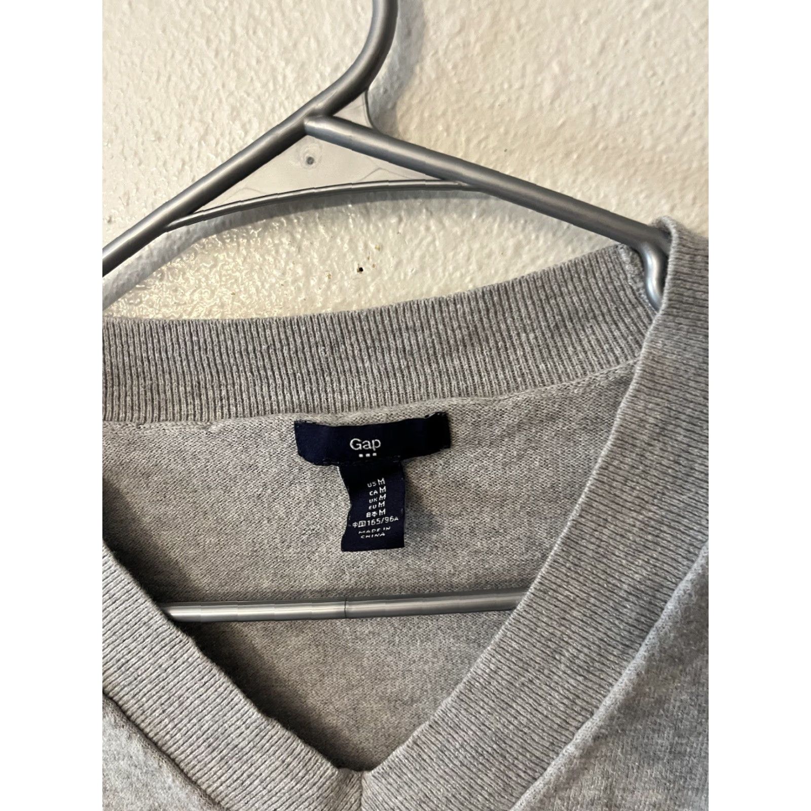 Gap Gap Woman Solid V-Neck Long Sleeve Sweater Size Medium Gray Shirt Womens Size M / US 6-8 / IT 42-44 - 2 Thumbnail