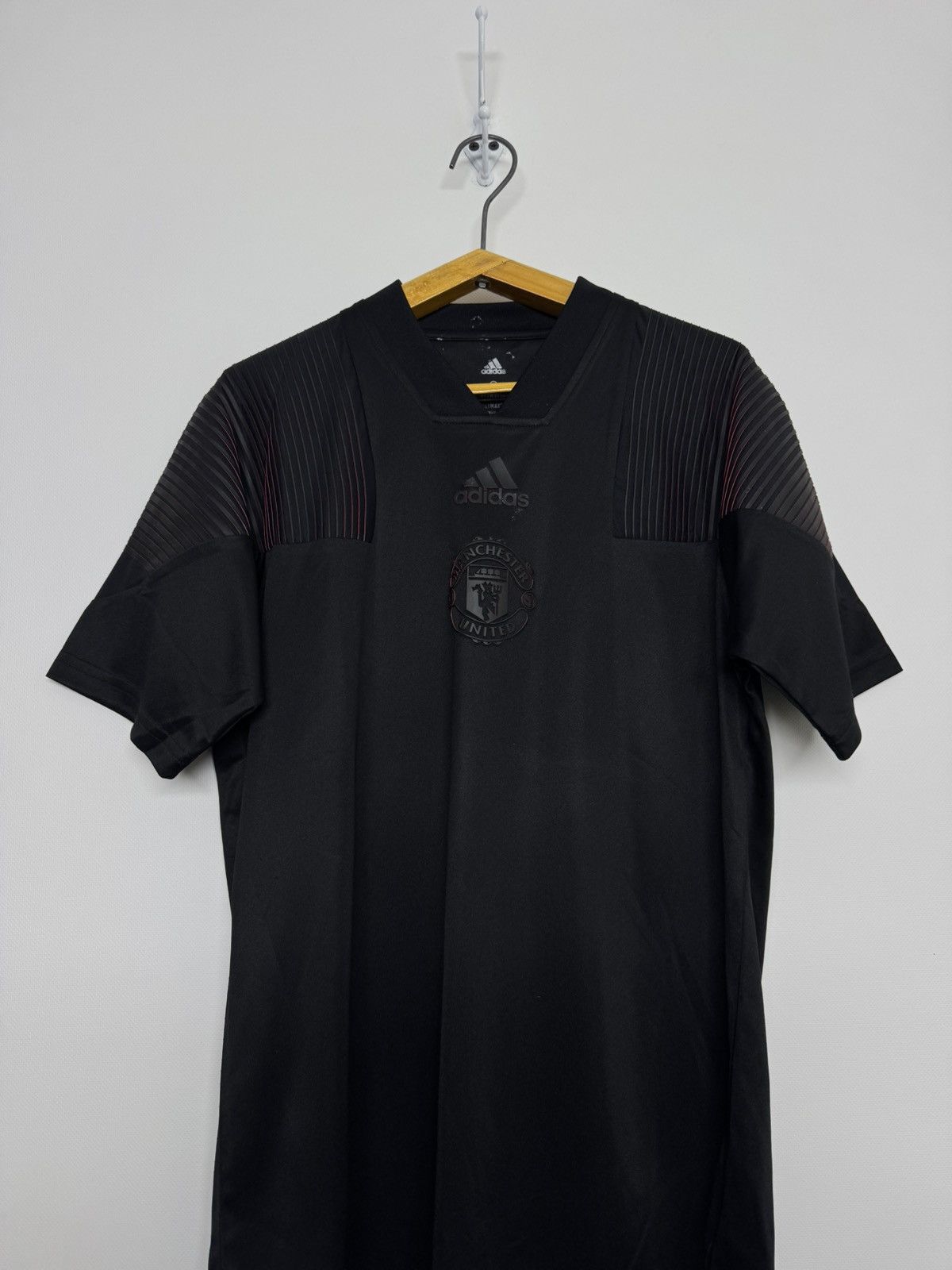 Adidas MANCHESTER UNITED 2018/2019 FOOTBALL SHIRT RETRO STYLE Size US S / EU 44-46 / 1 - 4 Thumbnail