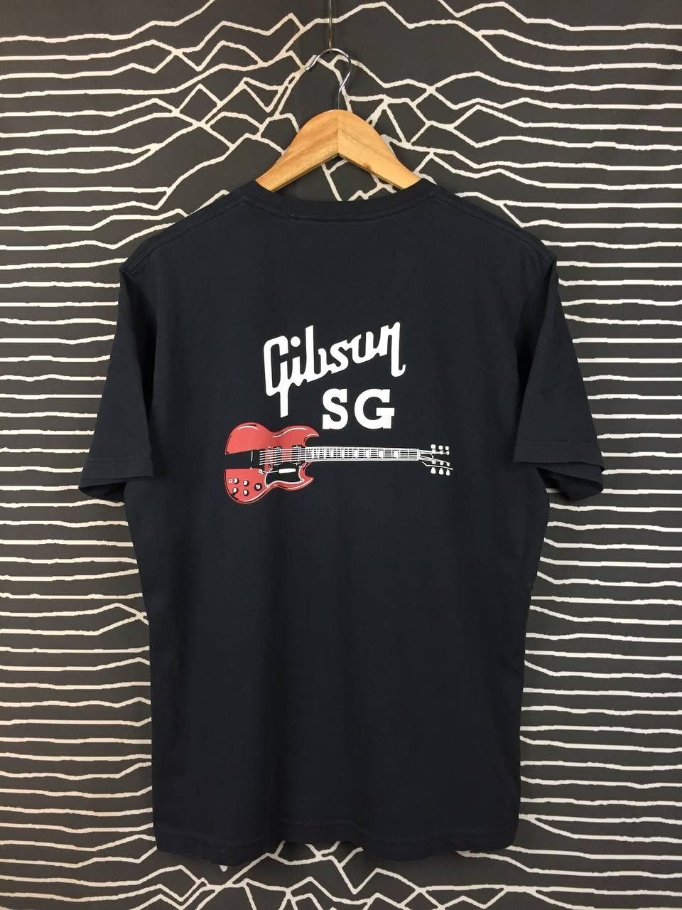 Uniqlo Uniqlo Gibson Brands Inc. 2021 Gibson SG Guitar Graphic Tee Size US M / EU 48-50 / 2 - 1 Thumbnail