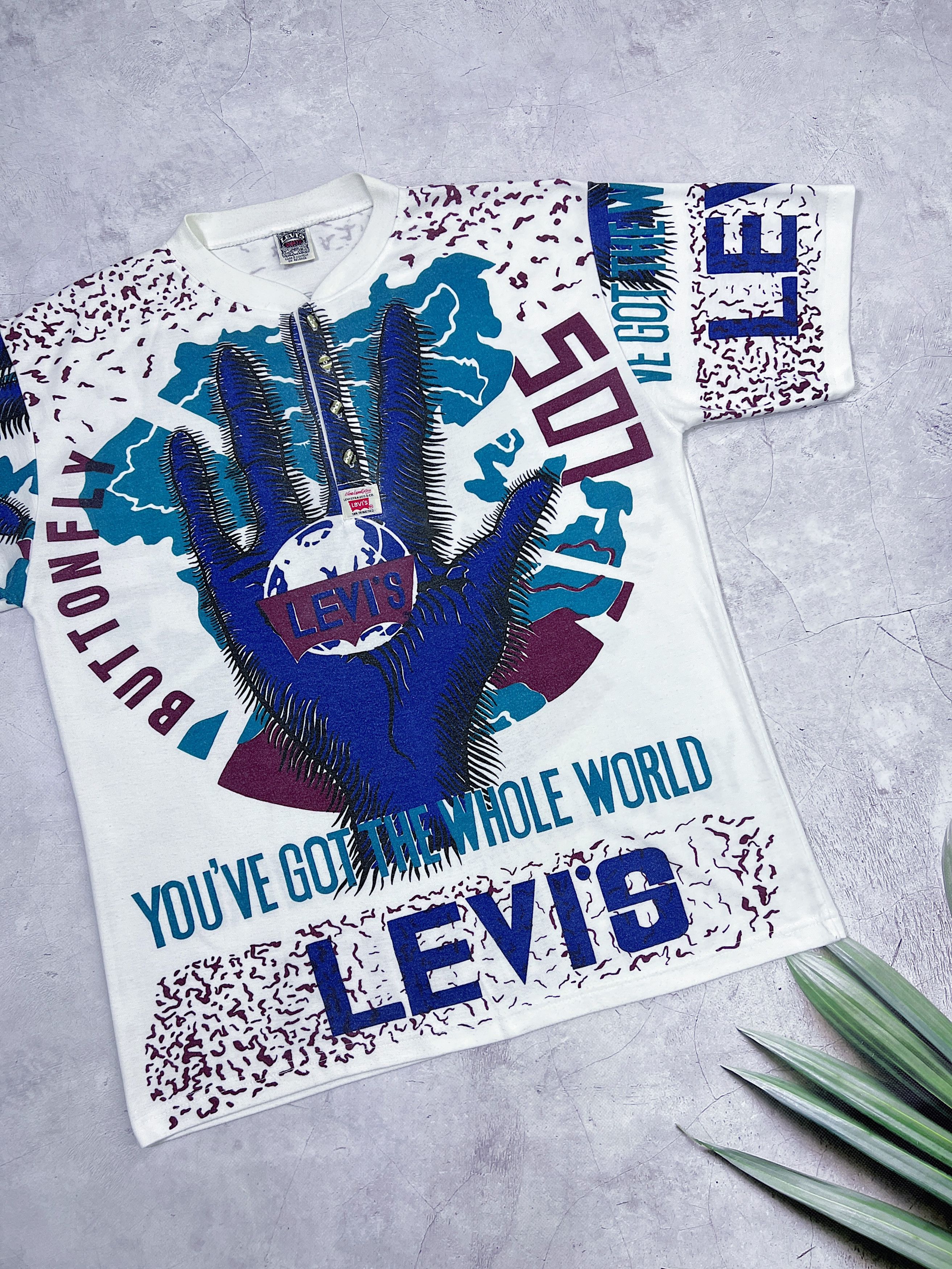 Levi's × Vintage Vintage Levi's T-Shirt You've Got The Whole World 501 Series Size US L / EU 52-54 / 3 - 2 Thumbnail