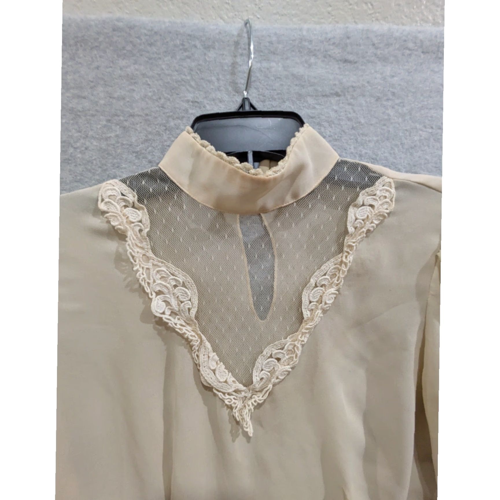 Vintage Stoplight California Blouse Womens Medium Chiffon Mock Neck 3/4 Sleeve Beige Size M / US 6-8 / IT 42-44 - 2 Thumbnail