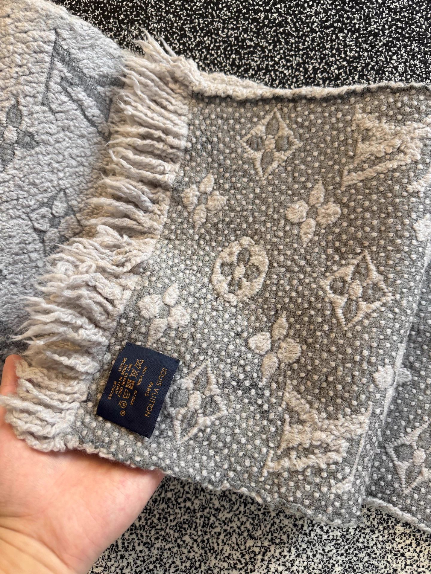 Louis Vuitton Louis Vuitton all over print gray scarf Size ONE SIZE - 3 Thumbnail