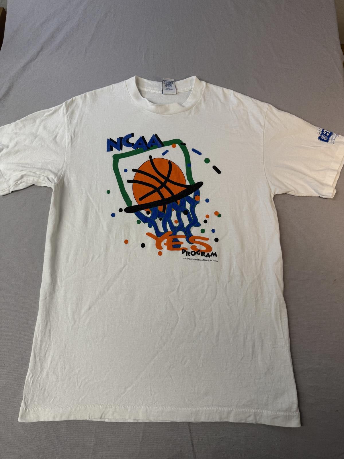 Designer VTG 1996 NCAA Basketball T-shirt March Madness Elite Eight L Size US L / EU 52-54 / 3 - 1 Thumbnail