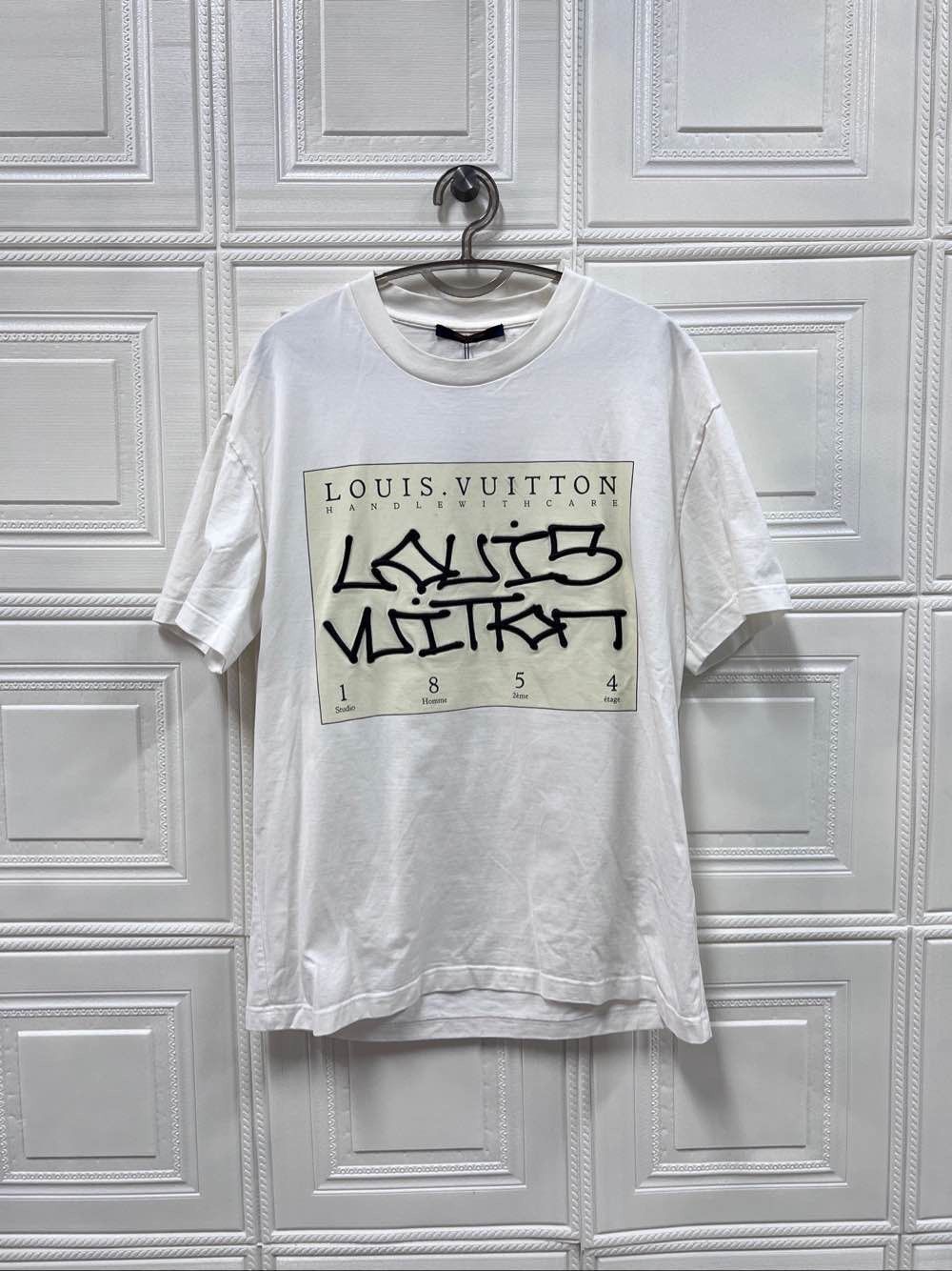 Louis Vuitton Louis Vuitton Handle With Care Logo T-Shirt Size L Size US L / EU 52-54 / 3 - 1 Thumbnail