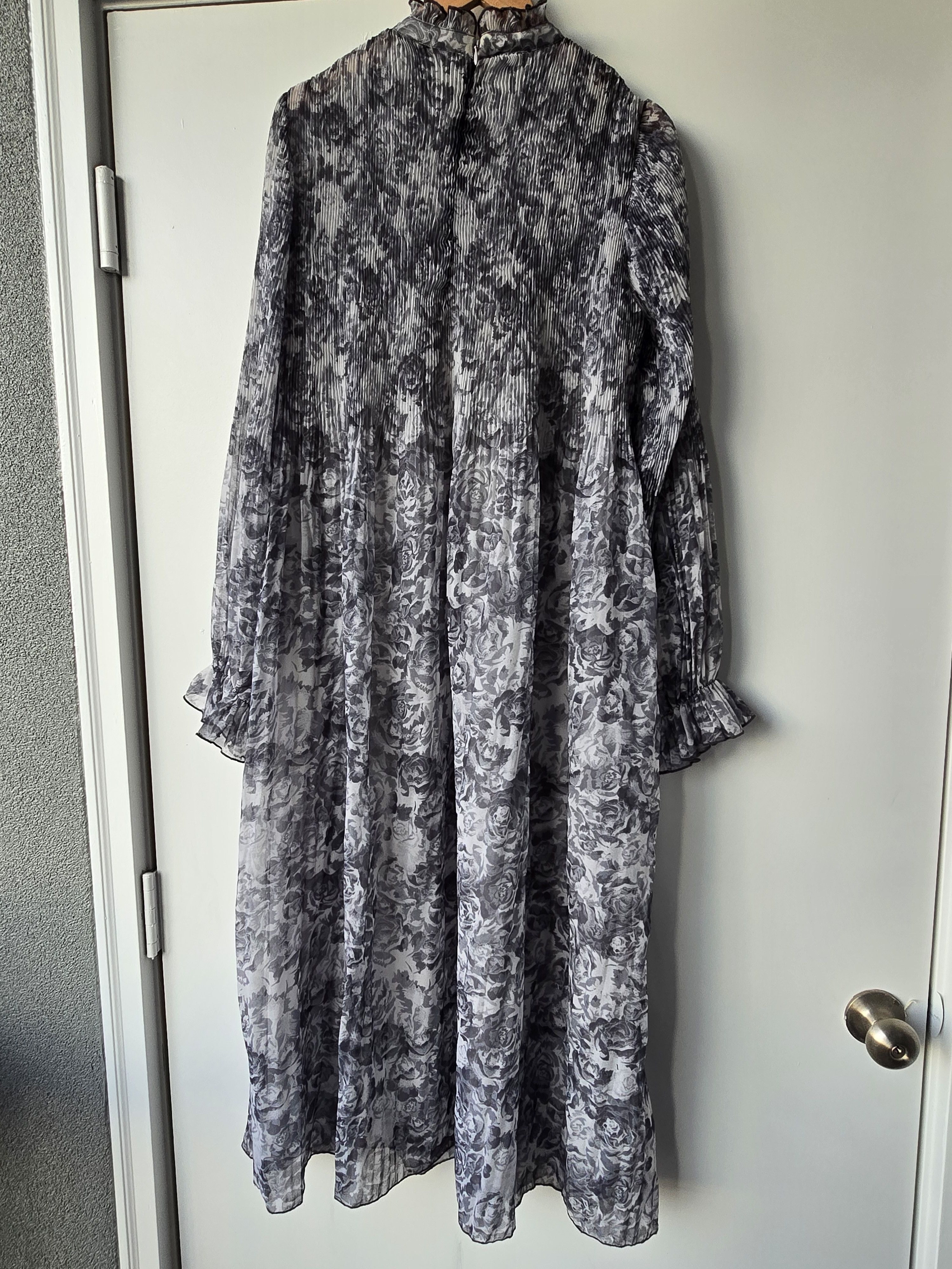 Ganni Floral Print Plisse Crepe de Chine Midi Dress Phantom Gray Size M / US 6-8 / IT 42-44 - 3 Thumbnail