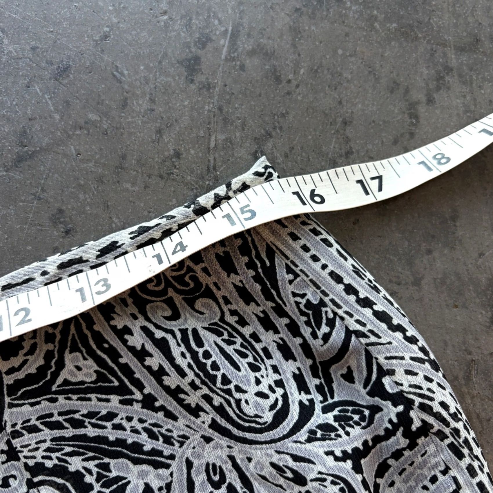 Vintage VINTAGE Y2k Black White Sheer Paisley Abstract Flowy Print Midi Skirt Women's M Size 32" / US 10 / IT 46 - 4 Thumbnail