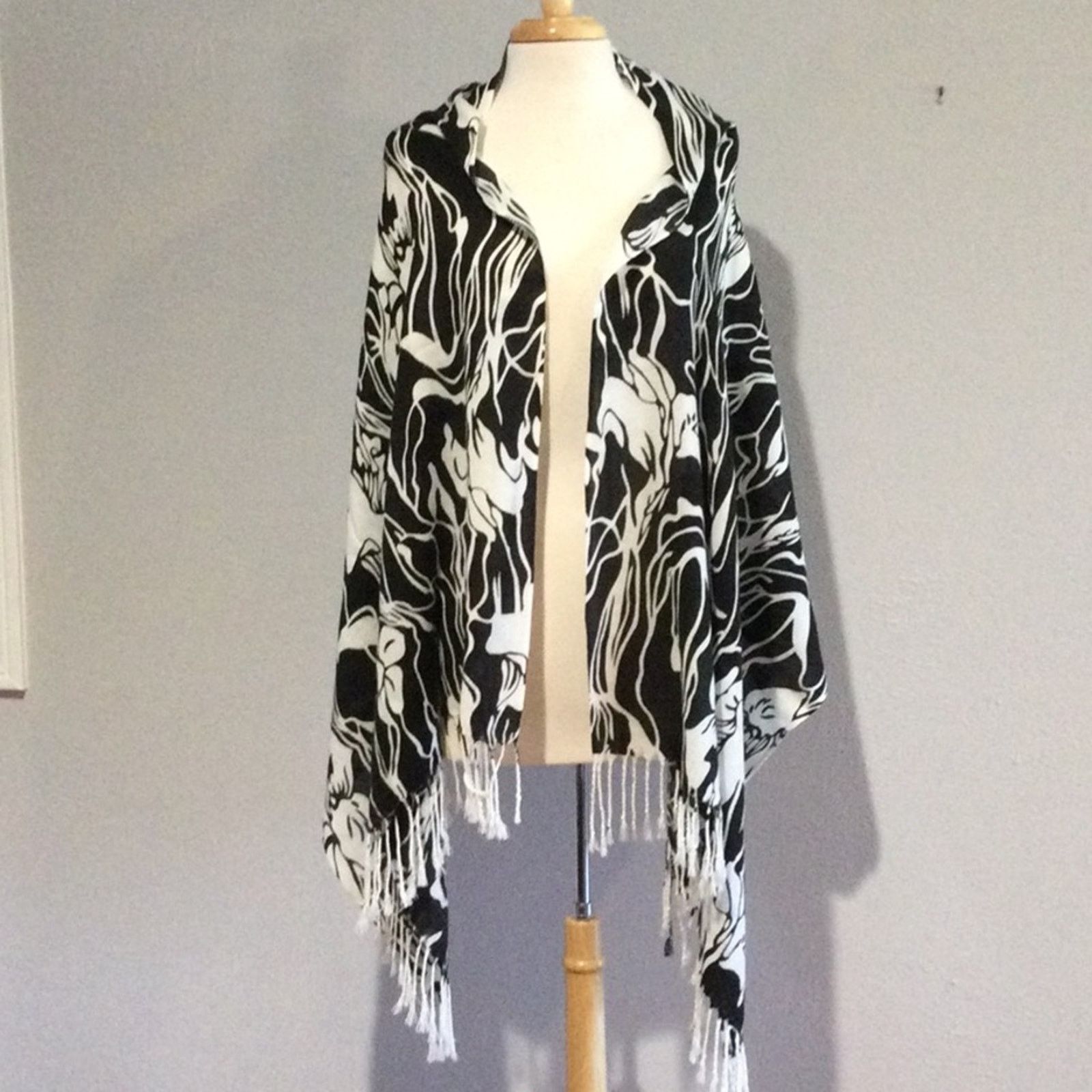 Other Black and White Floral Scarf Wrap w/ Fringe Trim Size ONE SIZE - 4 Thumbnail