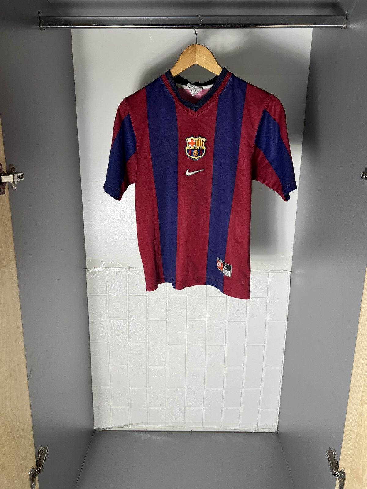 Nike VINTAGE NIKE FC BARCELONA SPAIN SOCCER JERSEY RETRO Y2K 90s Size US XS / EU 42 / 0 - 7 Thumbnail