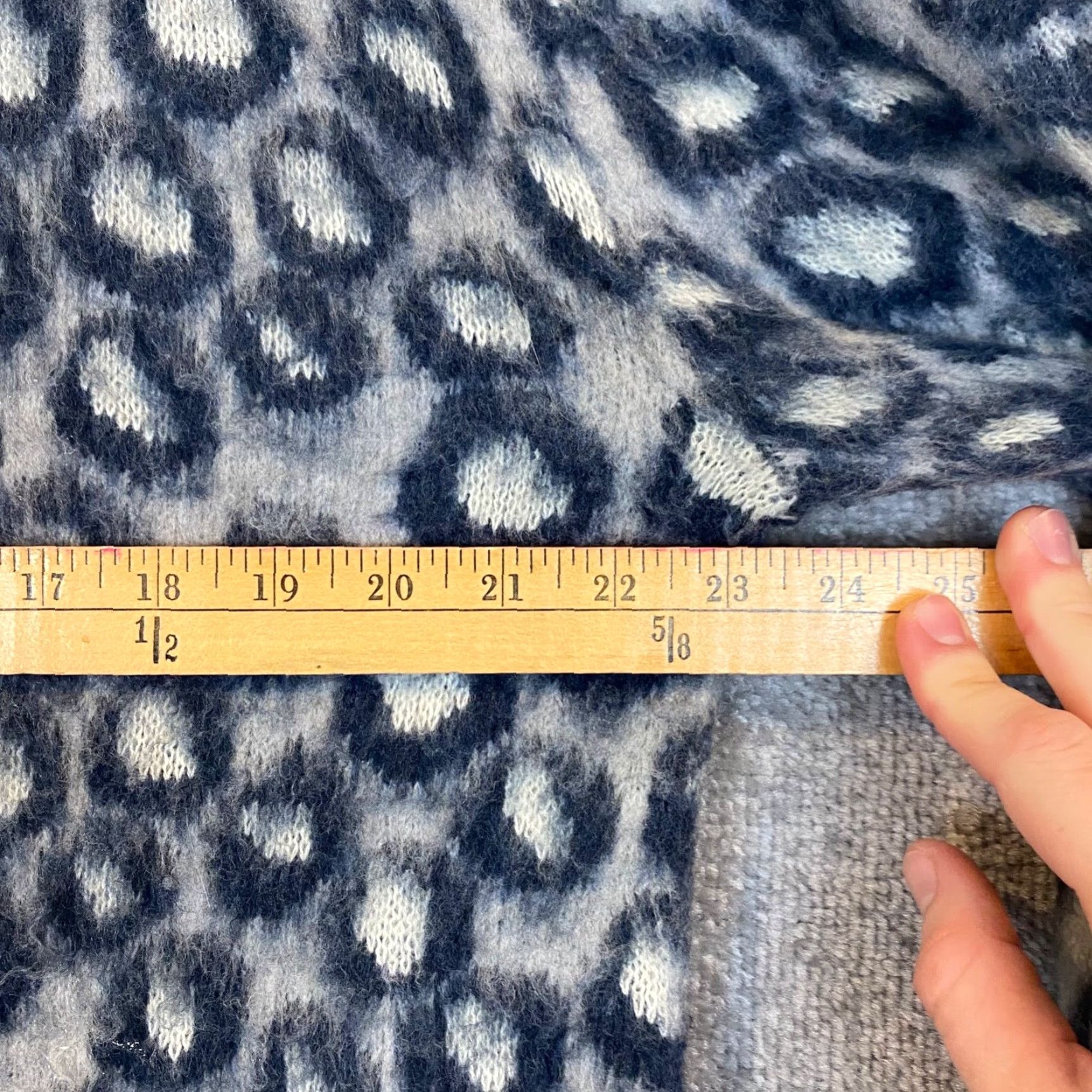 Vintage Current Elliott Sweater Womens M Pullover Blue Leopard Animal Print Acrylic Nylon Spandex Knit Long Sleeve Crew Neck Size M / US 6-8 / IT 42-44 - 4 Thumbnail