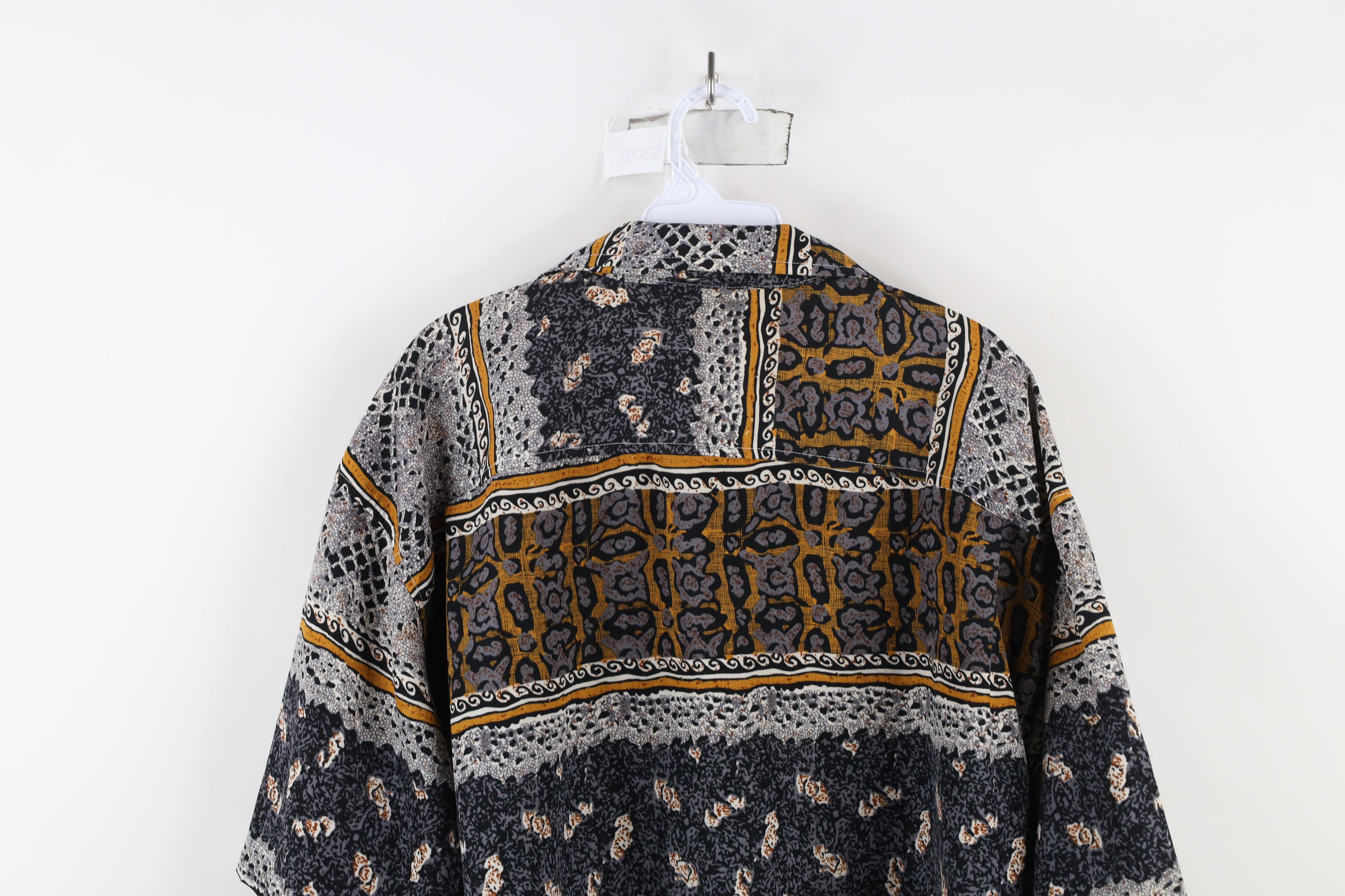 Vintage Vintage 90s Streetwear Faded Geometric Hawaiian Button Shirt Size US XXL / EU 58 / 5 - 8 Thumbnail