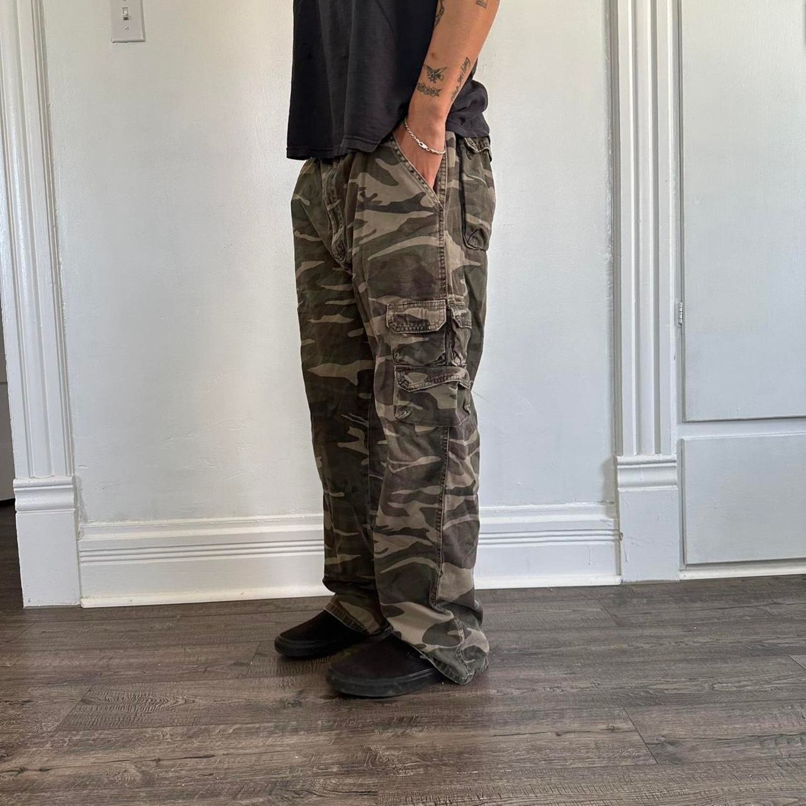 Vintage Vintage 00s Baggy Woodland Camo Wrangler Faded Cargo Pants Size US 36 / EU 52 - 2 Thumbnail