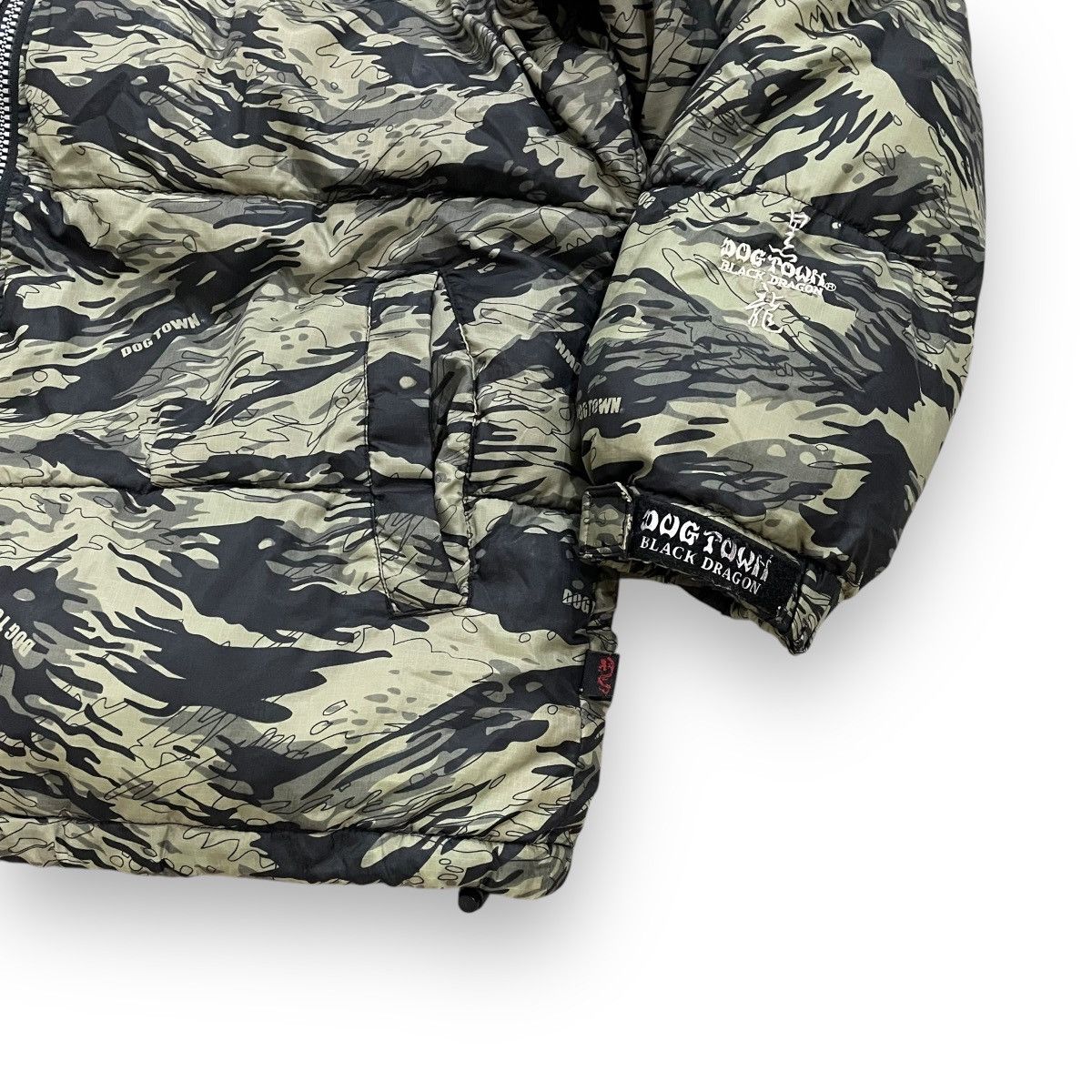 Dogtown × Japanese Brand 🔥Rare🔥 Dogtown Black Dragon Puffer Jacket Size US XL / EU 56 / 4 - 4 Thumbnail