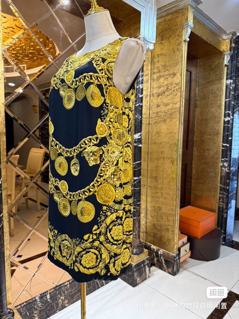 Versace Versace Black gold chain print dress Size M / US 6-8 / IT 42-44 - 4 Thumbnail
